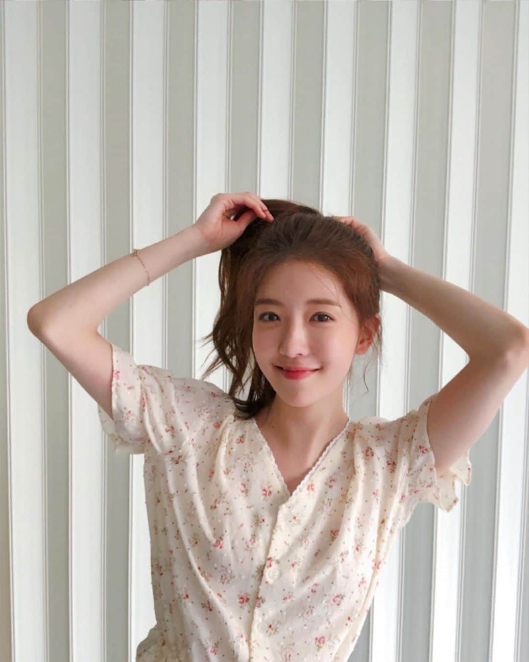 チョン・インソンのインスタグラム：「오늘 하루도 잘 보냈어요?☺️ . 그럼, 11:10 SBS에서 만나요_____________📺💕」