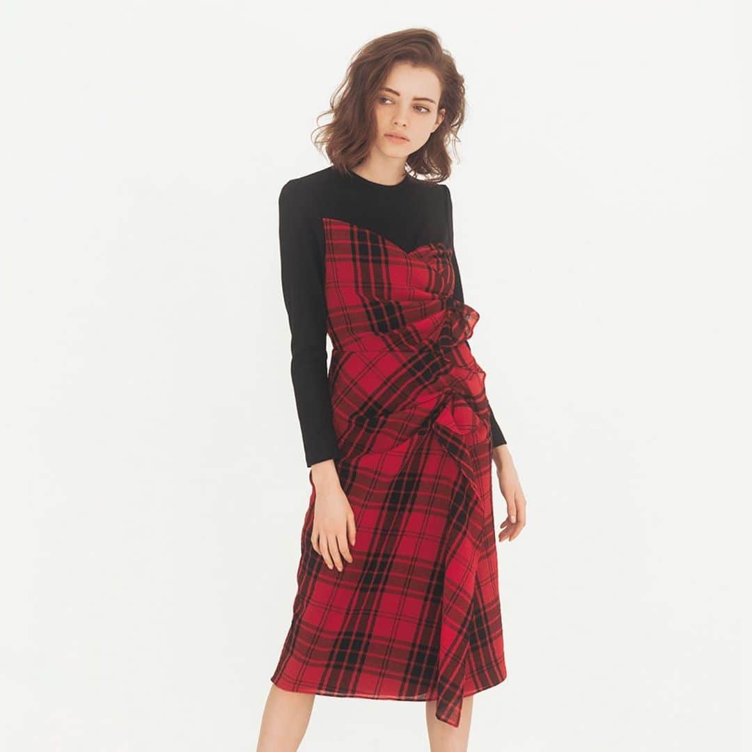 BORDERS at BALCONYのインスタグラム：「本日の #インスタライブ でご紹介させていただきました「TARTAN DRESS 」は明日のお昼12:00から @bordersatbalcony_official のオンラインショップにて発売いたします！⁠⠀ ⁠⠀ コーディネートが暗くなりがちな冬に、ぜひこちらの一点を取り入れてください。⁠⠀ ⁠⠀ 明日から、本日のライブ映像も順次 #IGTV にアップロードいたしますので、@bordersatbalcony_official  の #2019AW 商品の詳細が気になる方、ぜひチェックしてください！⁠」