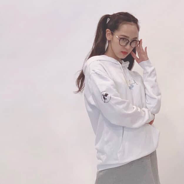 飯窪春菜のインスタグラム：「☑️☑️☑️ ・ ・ 本日より、KANGOL REWARD×飯窪春菜のコラボアイテムが受注開始いたしました✨ ・ ユニセックスで普段使いしやすいデザインのTシャツとパーカーになっています。 ・ 大好きなダリアのグラフィックTシャツにしたりオリジナルキャラクターのハニーナ🐝を入れたり、好きなことたくさん詰め込みました❤️ ・ どの色もお気に入り！ オススメ決められないくらい全部オススメっ！ 色によって印象もガラッと変わりますよ〜〜☺️💓 ・ この時私が着ているのはユニセックスのMサイズです。 完全受注生産で、10月21日が締め切りです！ でも、受注状況により締め切り前から随時生産、配送されていくので、早く着たいよ〜って方はもう、すぐにでも注文しちゃってくださいね🐝🌼 ・ さらに詳しいことは @kangol__reward ☝︎こちらを見てね🌸 ・ ぜひぜひよろしくお願いします〜〜❤️ ・ ・ ・ #kangol  #コラボ  #パーカー #Tシャツ #バリエーション豊富  #はるなの毎日  #飯窪ってる」