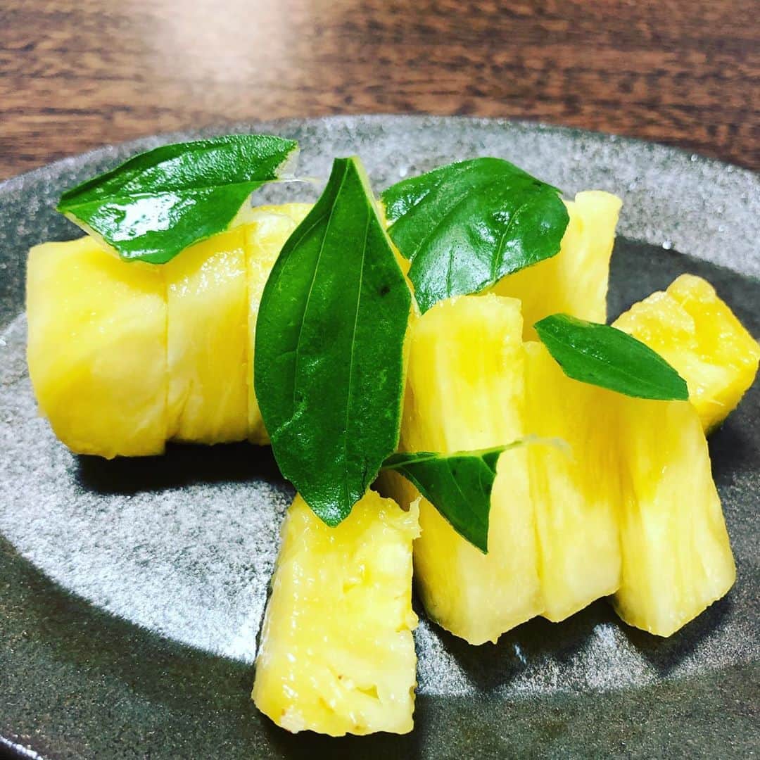 久保ミツロウのインスタグラム：「パイナップル🍍バジル🍃合う 色味が全部似ている昼ごはんになった 今日は蚊に刺されなかった」