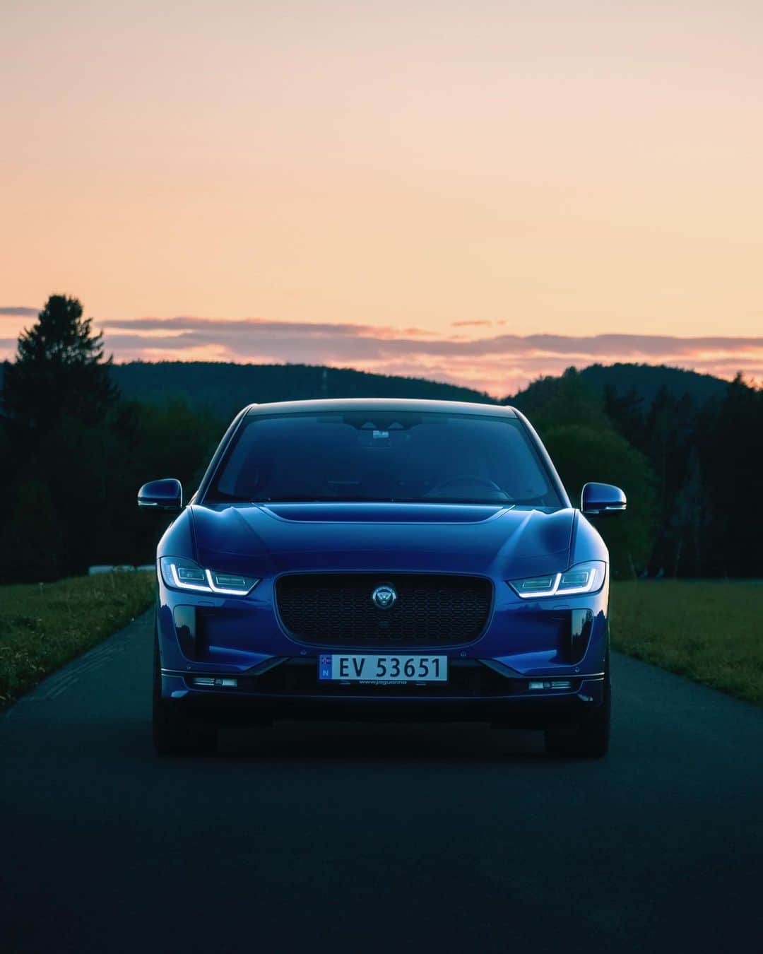 Jaguarさんのインスタグラム写真 - (JaguarInstagram)「Caesum Blue sunset. 📷: @IAmNordic.  #Jaguar #IPACE #Electric #EV #Luxury #Premium #Performance #SUV #AWD #ElectricCars #CarsofInstagram #Regram #Telemark #Norway」9月4日 23時00分 - jaguar