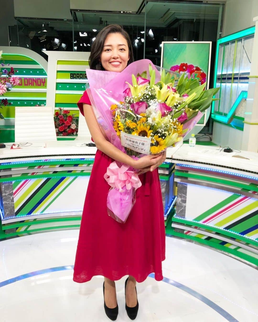 のインスタグラム：「今日29歳の誕生日を迎えました〜！🎂 バラダンはじめ、大学院でも周りにステキな大人の先輩方に囲まれる機会に恵まれた28歳の一年間は、自分の中でのそれまでの当たり前を打ち砕く、気付きの連続でした。 * 29歳の抱負は、一歩でもみなさんに近づいてカッコいい大人の女性の階段を登れるように…❗️ささやかな願望です🥺 * いつもインスタグラムを見てくださってる方々、ありがとうございます。 今後もこんな私の日常にお付き合いいただけたら嬉しいです🙇‍♀️ #バラいろダンディ #お花いただきました #ありがとうございます  #29歳 #9月4日生まれ#ラスト20代」