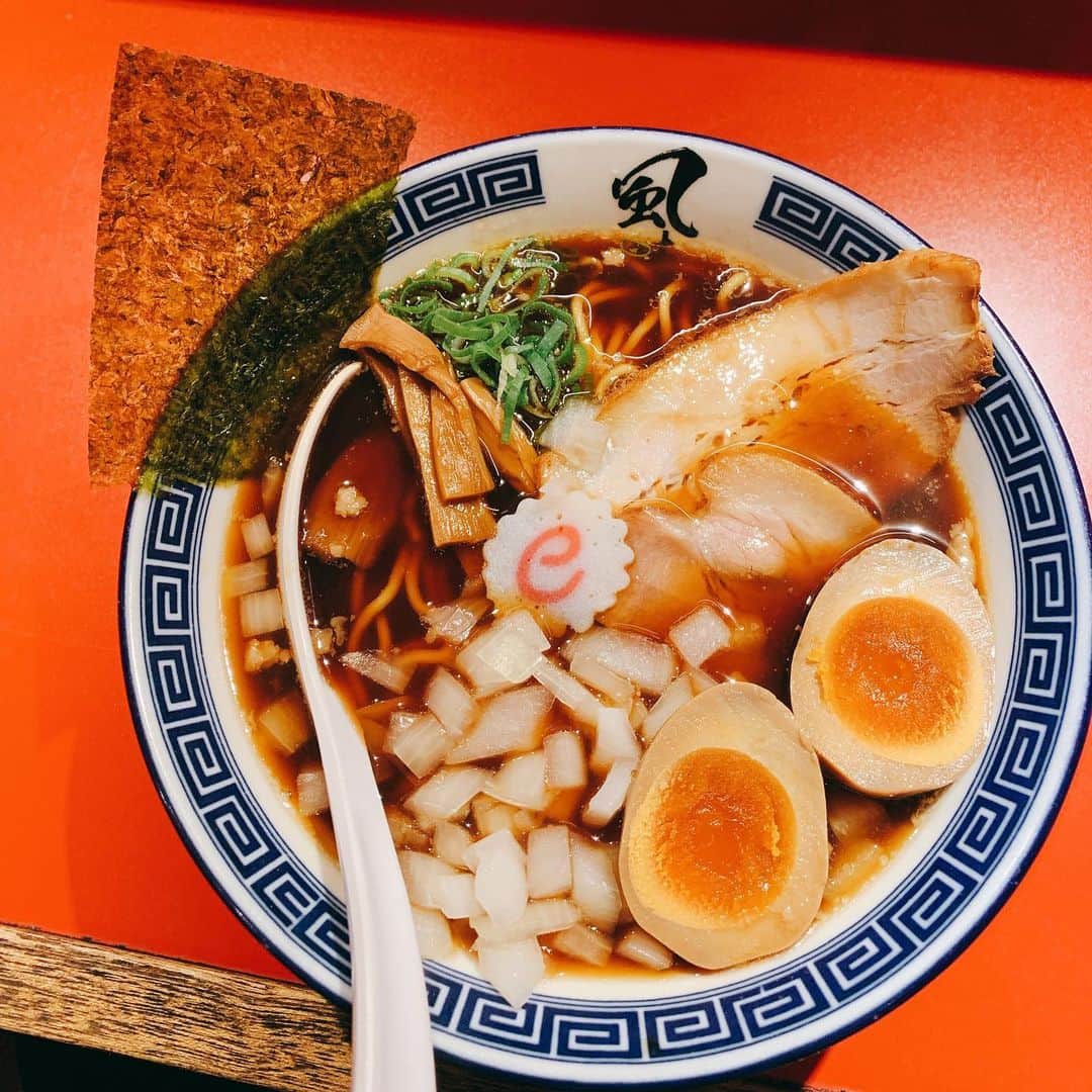 のインスタグラム：「. 帰りにラーメン。  うまっ  ベスト10入り  武蔵小山 「風は南から」 .  インスタの位置情報が壊れてるみたいね？  #ramen #ラーメン #tokyo #japan #yummy #foodie #delicious #武蔵小山 #品川 #目黒 #麺 #面 #noodles」