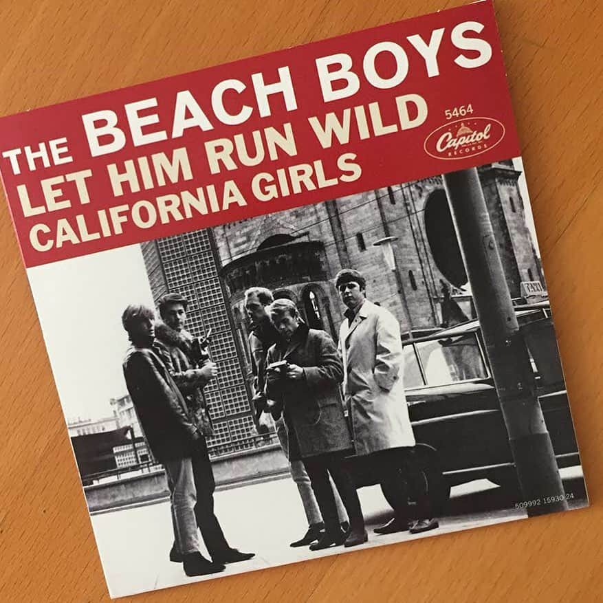 ブライアン・ウィルソンさんのインスタグラム写真 - (ブライアン・ウィルソンInstagram)「In January 1966, Record Mirror featured George Harrison’s home jukebox. The jukebox featured primarily American soul artists including Marvin Gaye, The Miracles, Otis Redding, James Brown, as well as Bob Dylan, The Byrds and The Young Rascals. George had two Beach Boys 45’s as well, including “California Girls”/“Let Him Run Wild” and “The Little Girl I Once Knew”/“There’s No Other (Like My Baby)” #1966 #thebeachboys #californiagirls #lethimrunwild #georgeharrison #vinyl #45s」9月4日 23時13分 - brianwilsonlive
