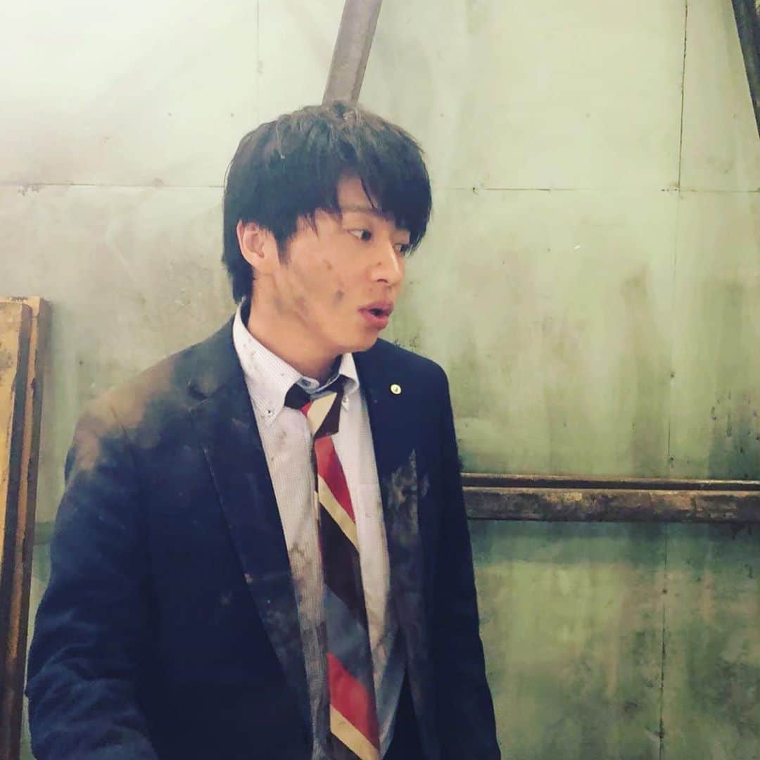 おっさんずラブ 武蔵の部屋のインスタグラム：「はるぽんが遊んでいますパート❷ #と仕事中に泥んこプレイに勤しんだ後 #さて打ち合わせあるから会社戻りますか😆✨ #とはるぽん #顔が真っ黒だお💦 #とお伝えしたところ #ちょっと寂しげにティッシュでふきふきし始めました #おもちゃを取り上げられた子供のようである #よしっじゃぁいきましょ部長😆✨ #とはるぽん #あのえーっとあのぉー #全然取れてないんだお💦 #拭いてあげようかな #でも顔拭いた時にパシッと手を取られたりして #突然キスでもされたらどうしよう #そんなの冷静でいられないよ #もうお前も真っ黒になっちゃえよとか #言われたらどうしよう #それはもう全身隅々まで真っ黒になるしかない #照れた俺が思わず走り出したところで #腕ゴールテープなんかされちゃった日には #あっ #はるぽん先行っちゃった..... #くすん😢」