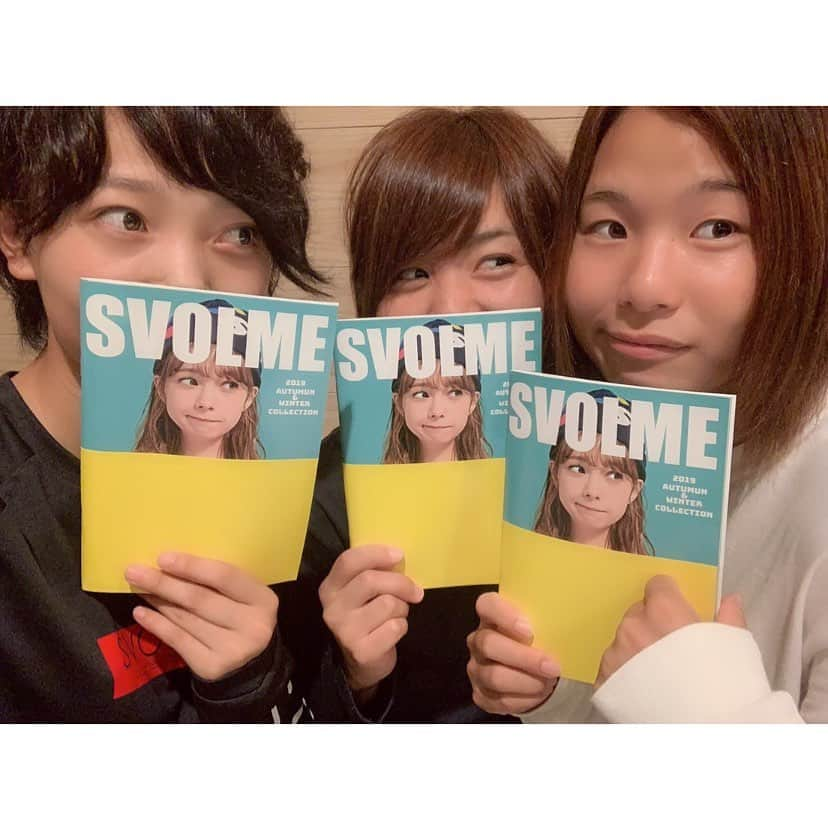 木崎あおいさんのインスタグラム写真 - (木崎あおいInstagram)「_ スボルメのカタログ💛 秋冬のかっこよくてかわいい商品がたくさん載っているのでぜひチェックしてみてください☺︎ #わたしの好きな季節がやってきた #見せられないけど全部かわいいよ #スポーツでも私服でも #親子でお揃いもできちゃう #小物もすごくかわいいし  #スパイクも最高です  #全部かわいいからみんな見てね #svolme #newcatalog」9月4日 23時20分 - aoi_kizaki