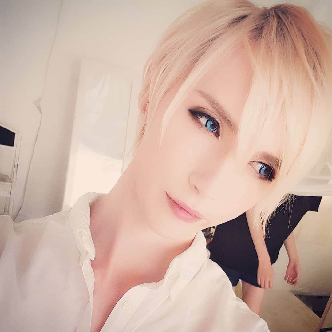 YOHIOのインスタグラム：「Just came to Sweden for some work. ⁣ The last couple of weeks have been so stressful preparing for this trip. ⁣ ⁣ I'm involved with booking and caring for a Japanese idol group playing at @liveatheart ⁣ ⁣⁣and there has been a lot of work putting everything together. My dad @tommyrehn and I have been working our asses off day and night 😂⁣ ⁣ But now we're finally here so let's rock this week 👊🔥⁣ ⁣ #YOHIO #liveatheart #work」