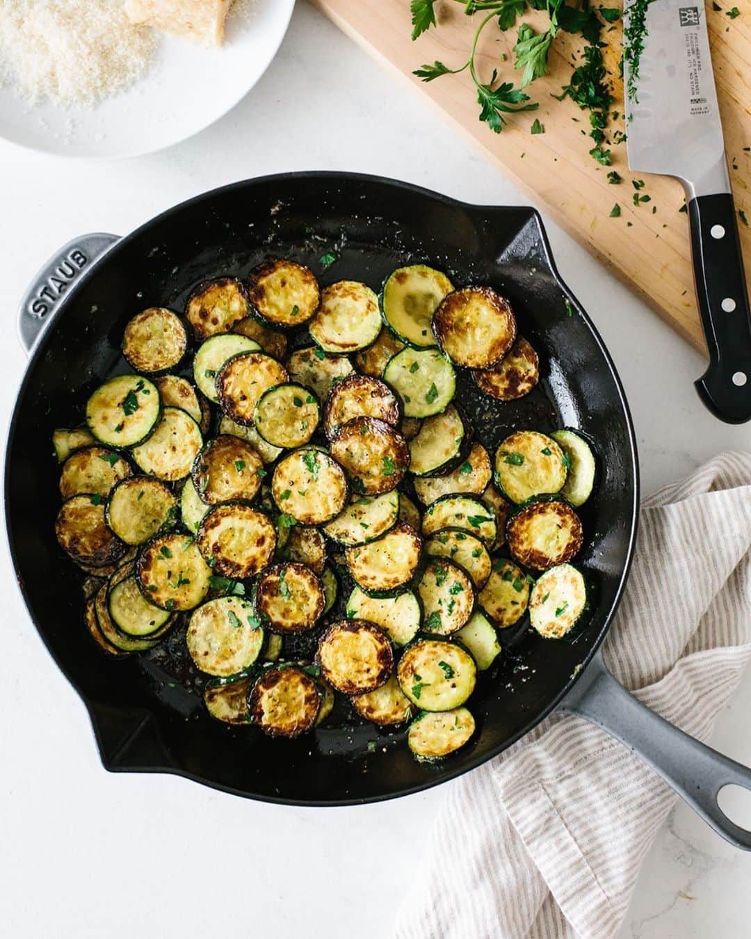 Staub USA（ストウブ）さんのインスタグラム写真 - (Staub USA（ストウブ）Instagram)「Turn your garden's overabundance into @downshiftology's Parmesan Truffle Zucchini. If you love truffle fries, you’re going to really love this! Get the recipe 👇🏼, and make it tonight! #MadeInStaub Cast Iron Fry Pan.  https://downshiftology.com/recipes/sauteed-zucchini/」9月4日 23時30分 - staub_usa