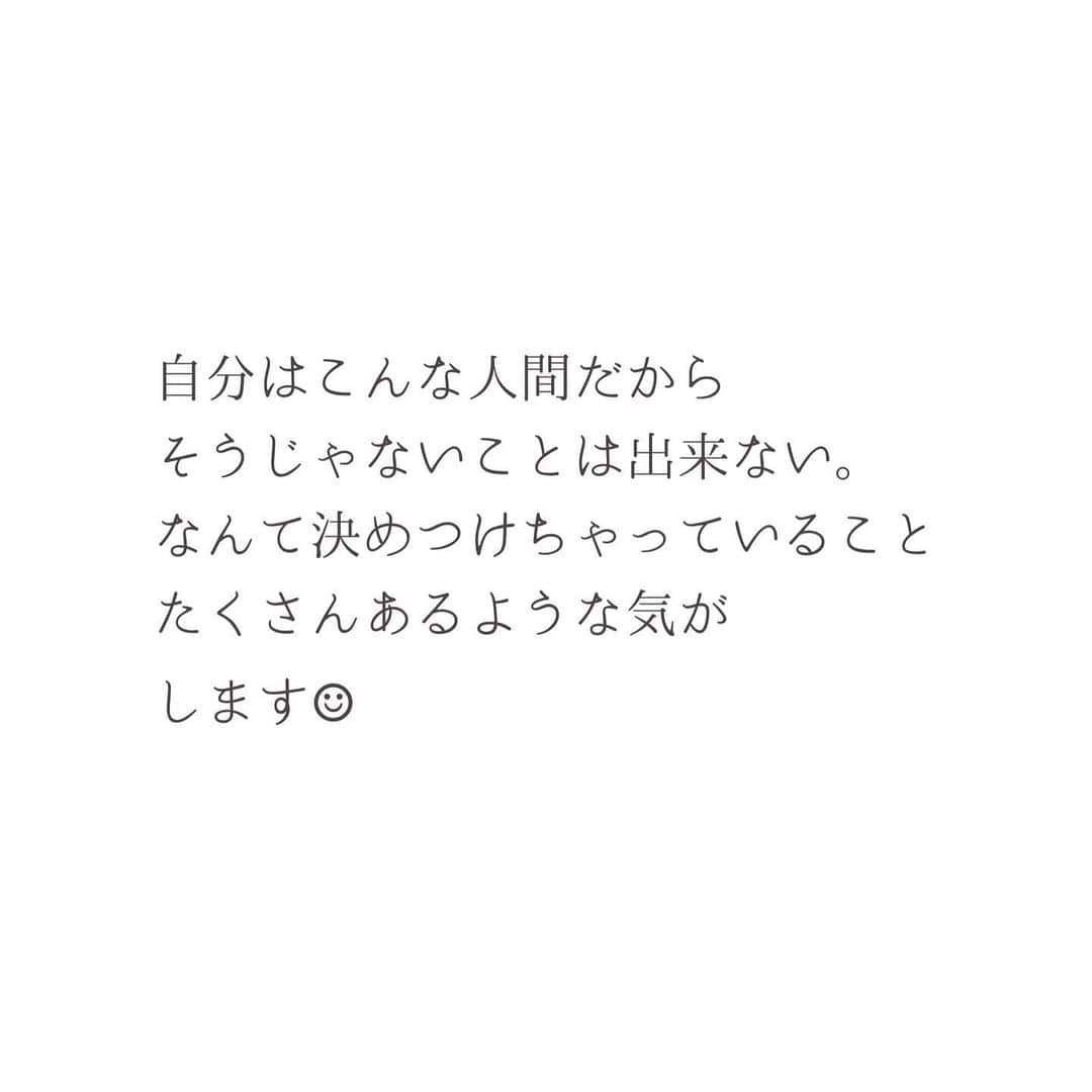 瀧本真奈美さんのインスタグラム写真 - (瀧本真奈美Instagram)「. こんばんは♡ . . 昨日の告知から即満席になった 東京セミナー♡ ご予約いただいた皆様本当に ありがとうございました☺︎✳︎✳︎✳︎ . . 今日は決めつけを手放すお話です♡ . . よくお聞きするのは ”私は片づけが下手だから 部屋が片づけられない“と言うお言葉です。。。 でも、実は。。。 私は、片づけに上手も下手も あまりないと思っています☺︎ . . 私は【片づけ歴30年】です☺︎ . . その前は ▲机はぐちゃぐちゃ ▲押し入れは突っ込む ▲服もぐちゃぐちゃ ▲忘れ物だらけ いわゆるダメダメな子供でした💦 . . でも興味を持つことができて変われて 30年続けていることで少しずつ 成長しているだけだと思ってます♡ . . だから誰だって変われる✳︎ 早いも遅いもなくていつからでも どんな風にも 。。。 もちろん片づけ以外でも変われます♡ . . 自分はこうだから。とか 人にこう思われているからとかで まだ見ぬ自分の中に隠れている 新キャラを押さえ込んでしまって いるとしたらもったいないですよね♡ . . 手放すことで見えてくる何かは 必ずあると思っています☺︎♡ それをこれからもお伝えしていけたら いいなと。。。 微力ですが考えています✳︎ . . 今日も一日お疲れ様でした✳︎ . . ———————————— . . 毎日がちょっとずつ楽しい♡ そんな暮らしが増えるように 新書籍に思いを詰め込みました✳︎ ハイライトよりご覧下さい☺︎ . . ———————————— . . ✏︎ブログがAmebaオフィシャル になりました♡ . . よろしければプロフィールより こちらもご覧くださいね♡ . . ✳︎✳︎✳︎✳︎✳︎✳︎✳︎✳︎✳︎✳︎ . more pic ⬇️ @takimoto_manami . . ✳︎✳︎✳︎✳︎✳︎✳︎✳︎✳︎ . . #暮らしの記録 #決めつけない #自分の中の自分は #自分しか見つけられない #あなたを苦しめるものは手放していい #9/13書籍出版 #あなてば #優しい暮らしが増えますように #瀧本真奈美 #整理収納コンサルタント #時短家事コーディネーターexpert #暮らし #シンプルライフ #楽に暮らす」9月4日 23時31分 - takimoto_manami