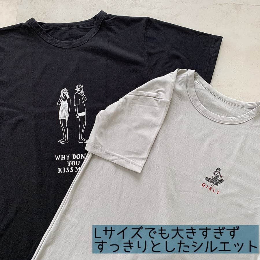 MUMUさんのインスタグラム写真 - (MUMUInstagram)「. . ダイソー*300円Tシャツのサイズ感など着用レビュー  _______________________________________ㅤ  ダイソーで即確保した300円商品💡 SNSでも話題の東京ガールズコレクションとのコラボTシャツ。  数量限定の販売の為、売り切れ店が続出しているアイテム。 プリントは2種類、カラバリは各3色、サイズはMとLの2サイズ展開でした👕  パック入りでサイズ感が分からなかったのでひとまずLサイズを購入。  センターにカップルのプリントがデザインされたTシャツはブラックをチョイス。 カラーは他にホワイトとレッドがありました。  女の子プリントデザインのTシャツはグレーをチョイス。 カラーは他にくすみピンクとグリーンがありました。  どちらも素材はポリエステル65％綿35%。 全体的にコンパクトなシルエットで伸縮性がないためご購入の際はLサイズがオススメです♩ ______________________________________ㅤ  トップス：#ダイソー @daiso_official  デニム：#GU @gu_for_all_  スリッポンスニーカー：#しまむら @grshimamura ×MUMUコラボ _______________________________________ㅤ  #プチプラコーデ #instagood #プチプラ #locari #instalike #服好きな人と繋がりたい #ootd #fashion #今日のコーデ #100円ショップ #100均 #しまむらコーデ #しまパト #GU購入品 #しまぱと #grshimamura #しまむら購入品 #しまむら安心価格 #guコーデ #outfit #daiso #ダイソー購入品 #プチプラファッション #gumania #デニムコーデ」9月4日 23時36分 - mumudesukamumudesuyo