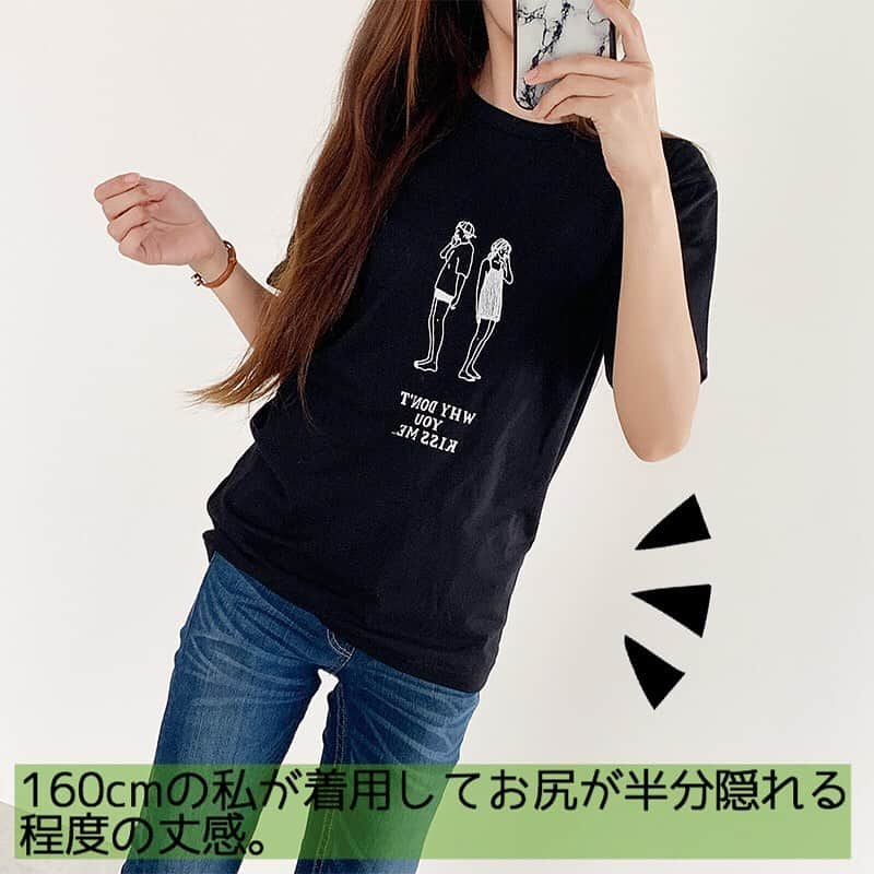 MUMUさんのインスタグラム写真 - (MUMUInstagram)「. . ダイソー*300円Tシャツのサイズ感など着用レビュー  _______________________________________ㅤ  ダイソーで即確保した300円商品💡 SNSでも話題の東京ガールズコレクションとのコラボTシャツ。  数量限定の販売の為、売り切れ店が続出しているアイテム。 プリントは2種類、カラバリは各3色、サイズはMとLの2サイズ展開でした👕  パック入りでサイズ感が分からなかったのでひとまずLサイズを購入。  センターにカップルのプリントがデザインされたTシャツはブラックをチョイス。 カラーは他にホワイトとレッドがありました。  女の子プリントデザインのTシャツはグレーをチョイス。 カラーは他にくすみピンクとグリーンがありました。  どちらも素材はポリエステル65％綿35%。 全体的にコンパクトなシルエットで伸縮性がないためご購入の際はLサイズがオススメです♩ ______________________________________ㅤ  トップス：#ダイソー @daiso_official  デニム：#GU @gu_for_all_  スリッポンスニーカー：#しまむら @grshimamura ×MUMUコラボ _______________________________________ㅤ  #プチプラコーデ #instagood #プチプラ #locari #instalike #服好きな人と繋がりたい #ootd #fashion #今日のコーデ #100円ショップ #100均 #しまむらコーデ #しまパト #GU購入品 #しまぱと #grshimamura #しまむら購入品 #しまむら安心価格 #guコーデ #outfit #daiso #ダイソー購入品 #プチプラファッション #gumania #デニムコーデ」9月4日 23時36分 - mumudesukamumudesuyo