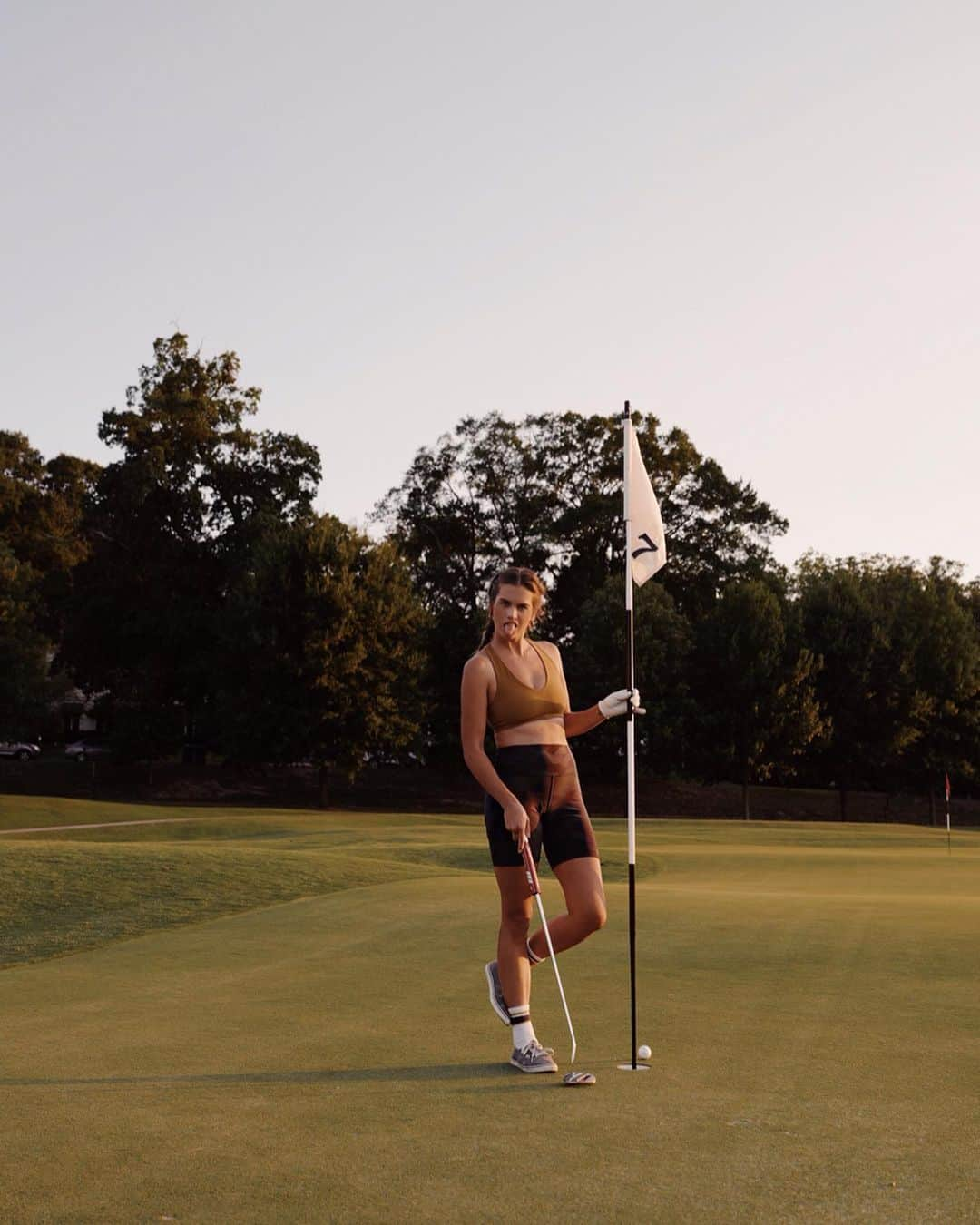 ストーミ・ヘンレイさんのインスタグラム写真 - (ストーミ・ヘンレイInstagram)「I don’t usually play golf like this but it was a real scorcher in Atl yesterday lolll ☀️ had to bring out my new @aloyoga camo biker shorts for this heat💧#ad」9月4日 23時46分 - stormibree