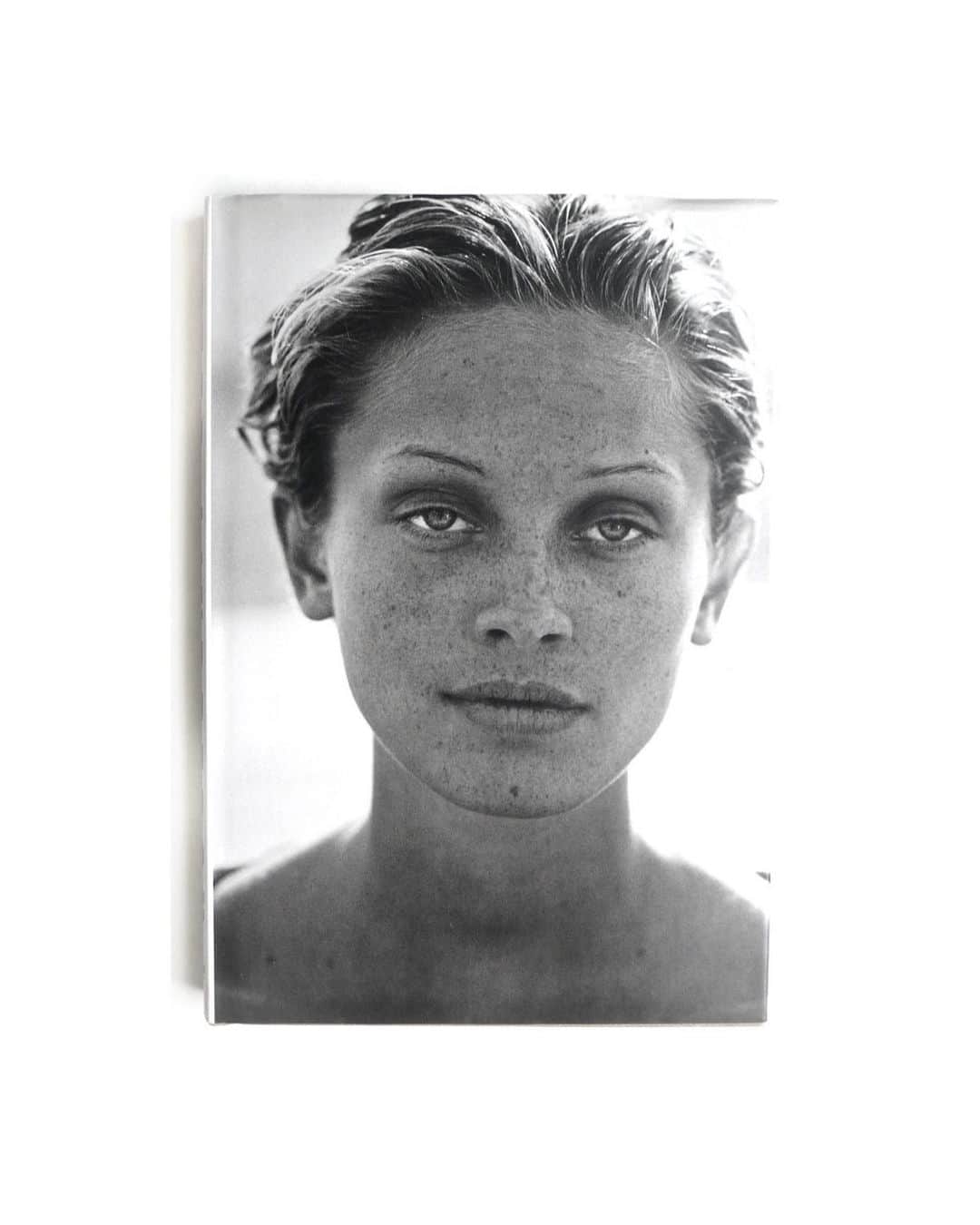 のインスタグラム：「When people ask me about my inspirations, @therealpeterlindbergh always comes to my mind first. Of course. Did you see his photos of women? Did you see his light!!! .  I met him a few times. The first time, I was directing the behind the scenes of a shoot with Kate Moss (I know!) - but as a photographer all I truly cared about was Peter, Peter, Peter - of course. .  Of all the people on the shoot, he was the first one to ask me my name, and to remember it. And to come joke with me. And to try to understand what the hell was my job exactly. . So yes. Peter was a genius, and he was curious, kind. And funny. Just good, good. None of the fashion drama and ego - and I have seen crazy ego. But here is the heart of my story - and it’s about art and passion. . Peter was exhausted that day. His back was killing him (photographer’s backs!!! I almost destroyed mine with these heavy lenses) and he had to shoot the next day. And the next. And the next. Damn, he showed me his schedule and it gave me a panic attack. No days off. All around the world. For months on end. . There was a diner that night, and he told me he was going to cancel. I said, yeah! Totally you should get some rest. He was like nooooo you’re crazy? I’m going to spend my night editing. I said - okay then you’re the crazy one. . But he answered - I love it. This is what I do. This is what I am here for. I’m excited to go to my room and look at the photos. That keeps me up at night. That’s just my thing! . . . Keeping the passion alive, knowing what’s “your thing” - keeping close to the core of our craft, after so many years, after so much success, after so much money, remembering that what counts is to feed the dreamer inside... That is true noble power. .  So so so, so much respect to you, Peter Lindbergh. Thank you for all the love and all the beauty.  #peterlindbergh」
