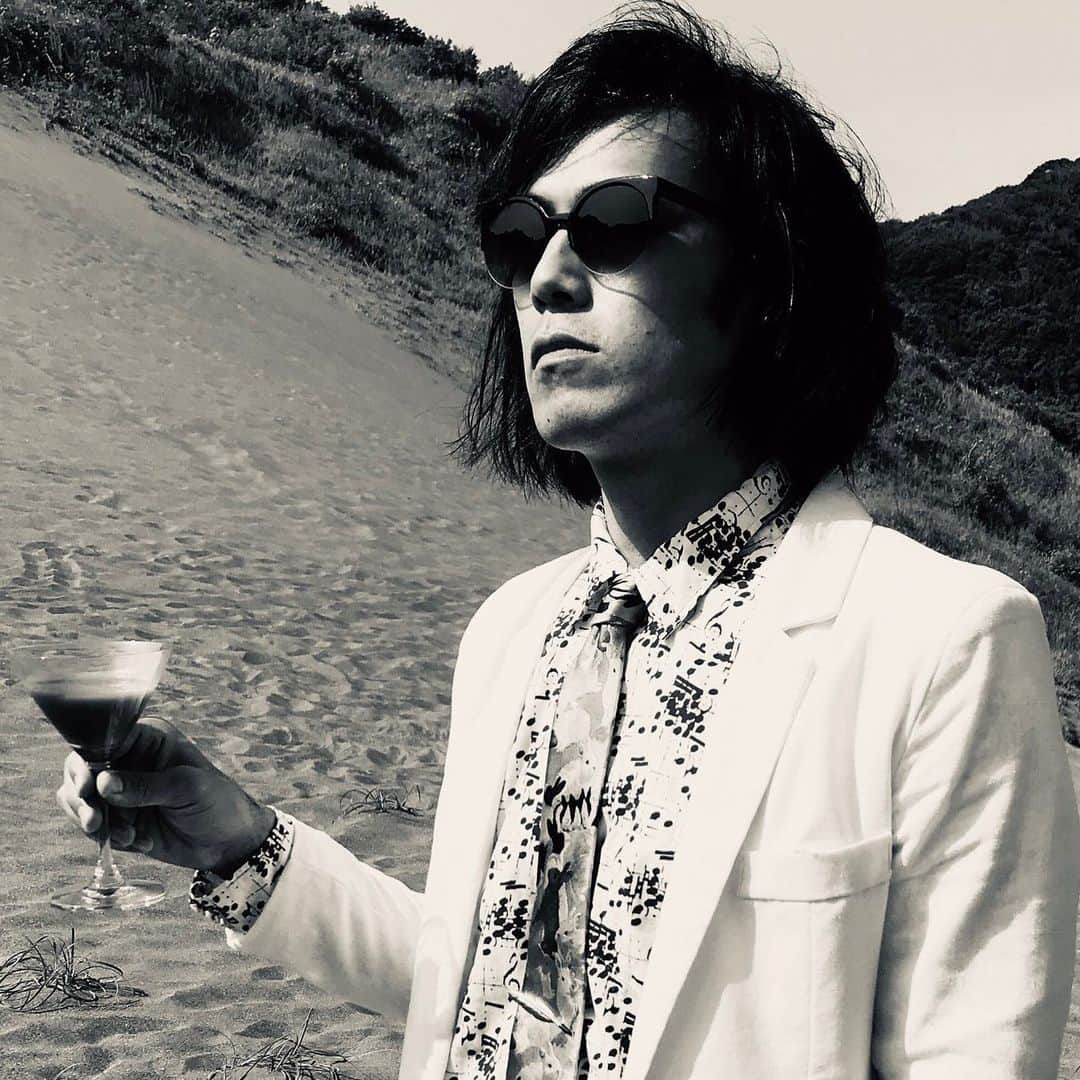 のインスタグラム：「だあれも肯定しなくていい﻿ むしろ否定されたってどうでもいい﻿ 手前（てめえ）の好きなように生きて死ね﻿ 汚名（おめえ）かぶって嫌われたって﻿ だあれも承認しなくていい﻿ まして自分で自分を愛せなくていい﻿ 死んだように生きるなら死んだつもりで﻿ 生きるだけ できるだけ ﻿ そうだろう？﻿ ﻿ #生欲、本日発売しました。 #松永天馬 #アーバンギャルド  #urbangarde #livido」