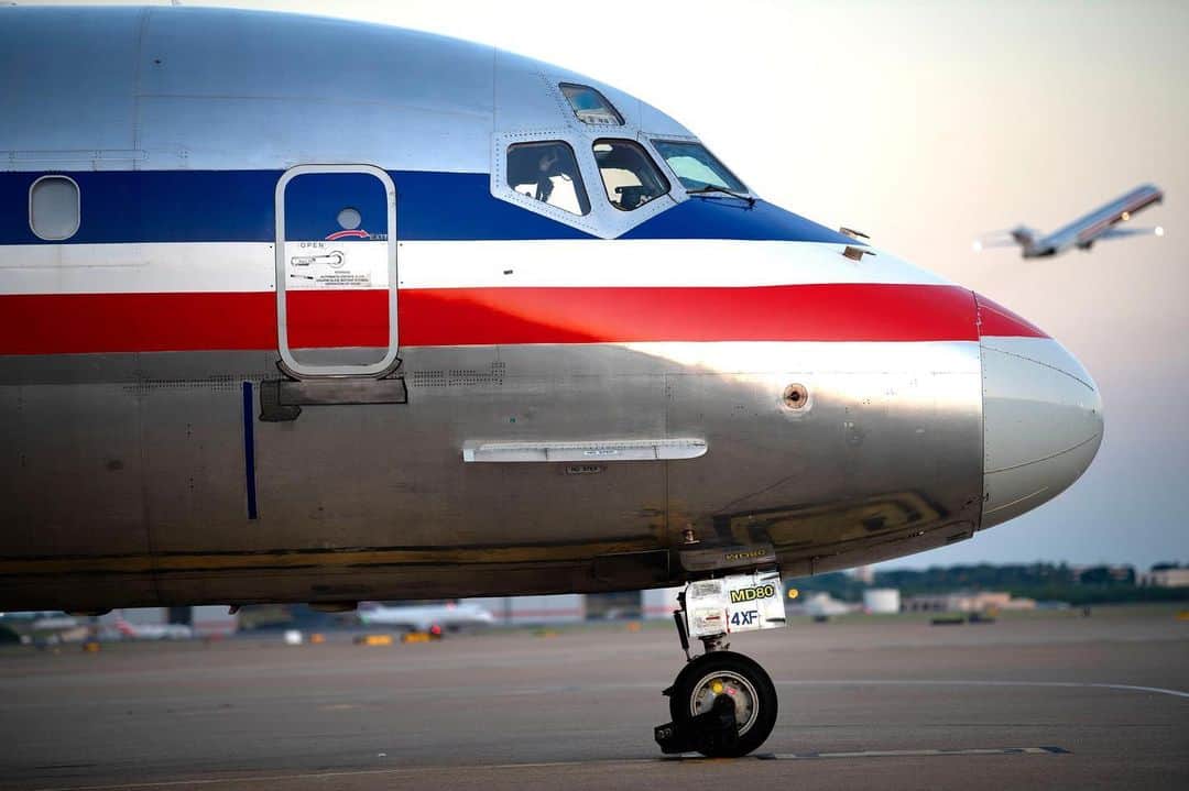 アメリカン航空のインスタグラム：「Good morning! ☀️ It's a great day to take a final flight! #MD80 ⠀⠀⠀⠀⠀⠀⠀⠀⠀ Celebrate the #Super80Sendoff with us on our stories. ⠀⠀⠀⠀⠀⠀⠀⠀⠀ 📷: @diecastryan」