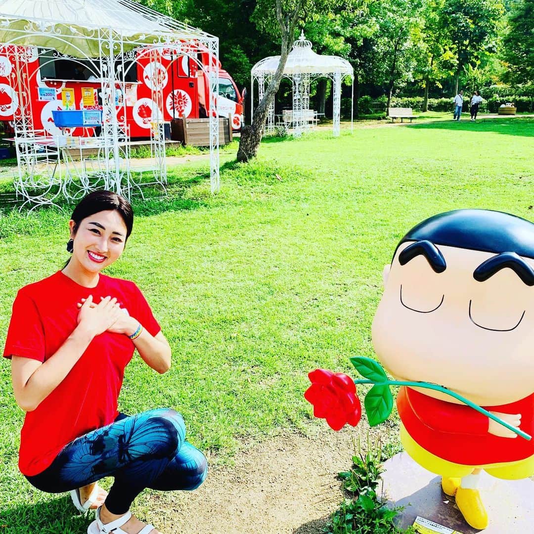 筒井菜月のインスタグラム：「しんちゃんからのプロポーズ✨🌹✨ 淡路島にあるニジゲンノモリ内のクレヨンしんちゃんアドベンチャーパークでは、しんちゃんと愉快な仲間たちと至る所で出逢えます💗💗💗 そして地上8mのアスレチックにも挑戦‼️ 最難関の侍大将コースでは大人も脚が震える高さの中、なんとか最後までクリア✨  度胸試しに、是非おススメします❤️ #パソナグループ #パソナ #パソナPRアンバサダー #淡路島 #兵庫県 #ニジゲンノモリ #クレヨンしんちゃん #しんちゃん #happy #visitjapan #japan # #cooljapan #smile #island #awaji #missinternational #筒井菜月」