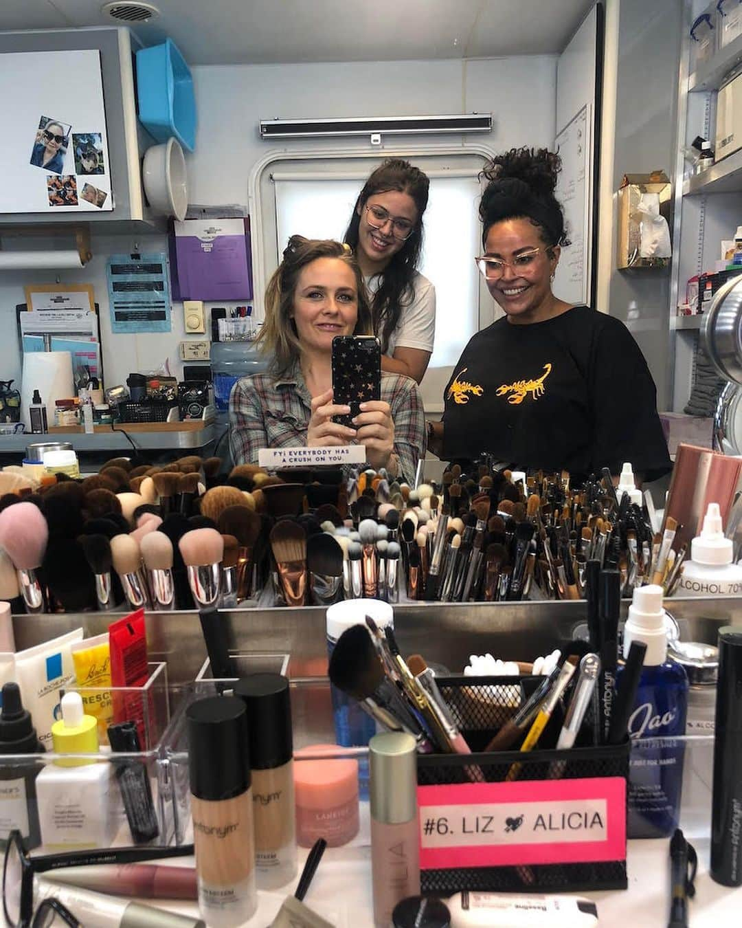 アリシア・シルヴァーストーンさんのインスタグラム写真 - (アリシア・シルヴァーストーンInstagram)「In hair and makeup with these lovely ladies @floranahicepeda @zabrinamakeup for #babysittersclub. Flo, you’re so cute on your stool! ☺️💕」9月4日 23時59分 - aliciasilverstone