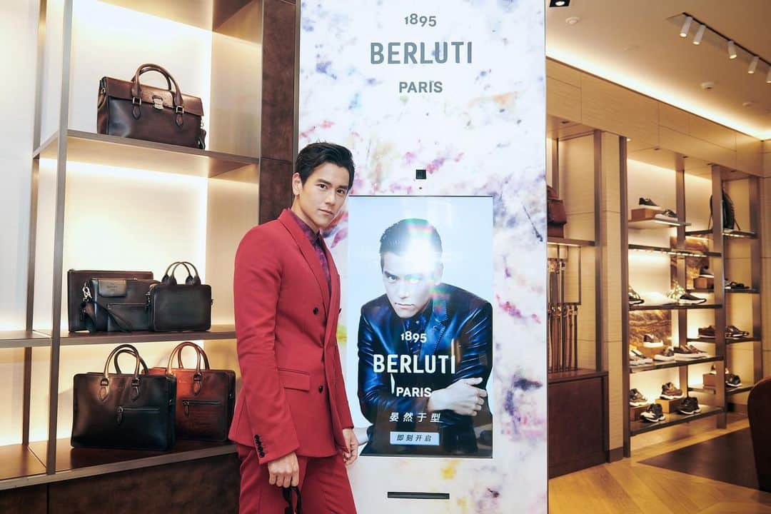 エディ・ポンさんのインスタグラム写真 - (エディ・ポンInstagram)「Today #BerlutiShanghai re-opening thank you @berluti #shanghai had a wonderful evening with you beautiful people!!! @kris_van_assche thank you for this red hot chili suit!!!! 😍 #stellarshoes #musthave #mustgo #redisthenewblack🔴⚫️」9月5日 0時00分 - yuyanpeng