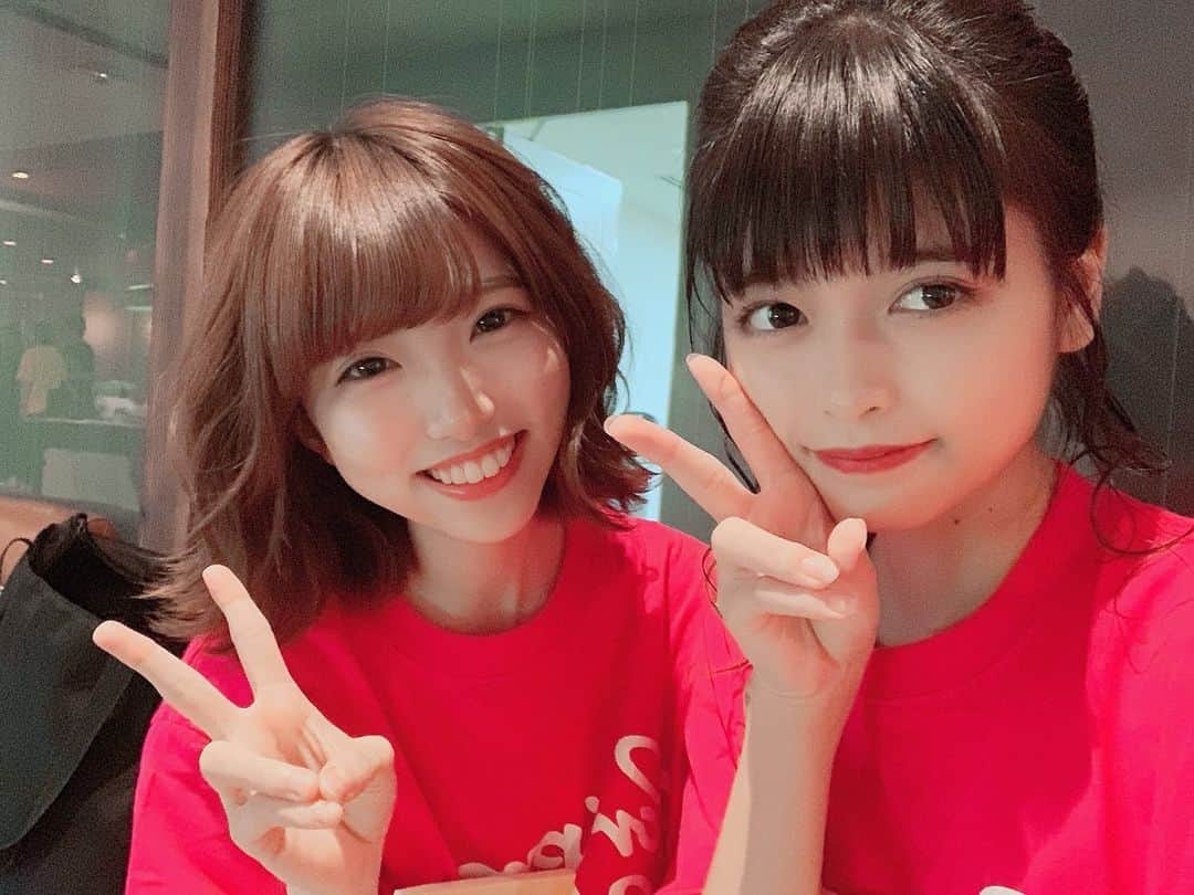 百合香（yurika）のインスタグラム：「8月26日にホリプロサマフェスに出演しました！！！ たくさんの方の前で演奏出来てとても幸せでした💕 そしてひなちゃんが可愛すぎました、、 あとステージに立ってからまた心境にもたくさんの変化がありました。 今までも今も映像制作、録音、mix、大学、ヴァイオリンの練習、配信、本番、他にもたくさんの全部の両立が難しすぎて挫けて上手くいかなくて日々泣いて、悔しくて、苦しくて気持ちがかなり落ち込んで辛い日々ばっかり続いて嫌になる時もあるけど、みんながいて、色々な素晴らしい方々と共演して、やっぱりステージが好きだな。ステージにもっと出たいな。だから、もっと頑張ろうって改めて思うことが出来ました。 だから挫けても前向いて必死に頑張って輝きたいし強くいたいです。  いつもありがとうございます。これからもよろしくお願いします。」