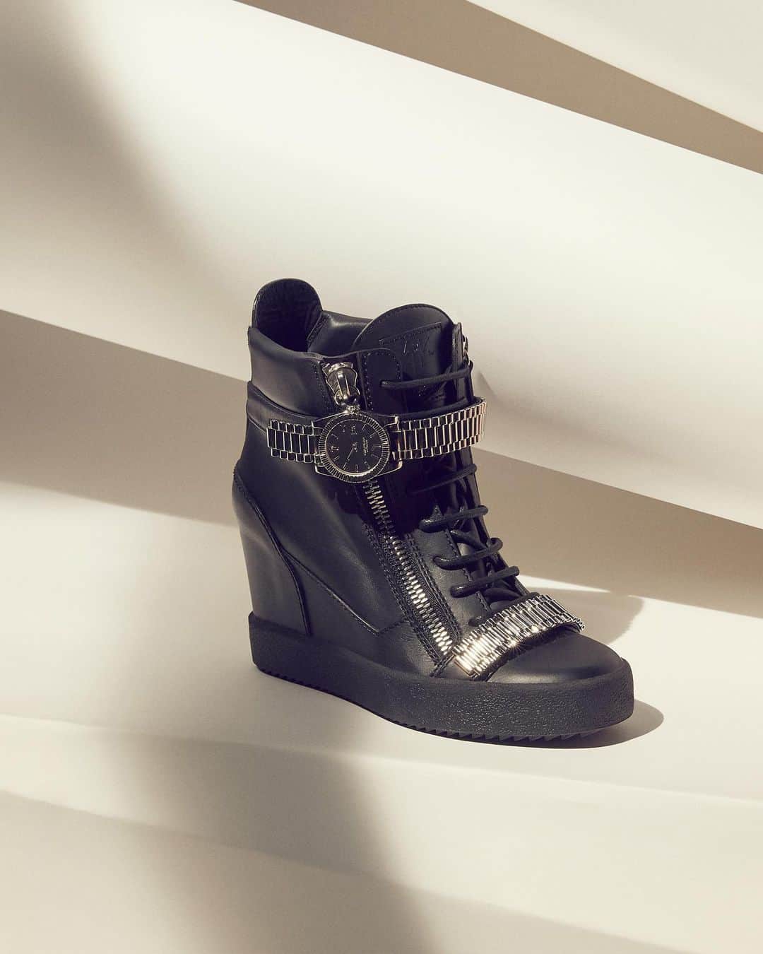 Giuseppe Zanotti Designさんのインスタグラム写真 - (Giuseppe Zanotti DesignInstagram)「Step into a new era. The just-dropped #GZxCC collection features wedge high-tops outfitted with the design duo’s signature watch straps. #GiuseppeZanotti #GZFW19 @christiancowan」9月5日 0時05分 - giuseppezanotti