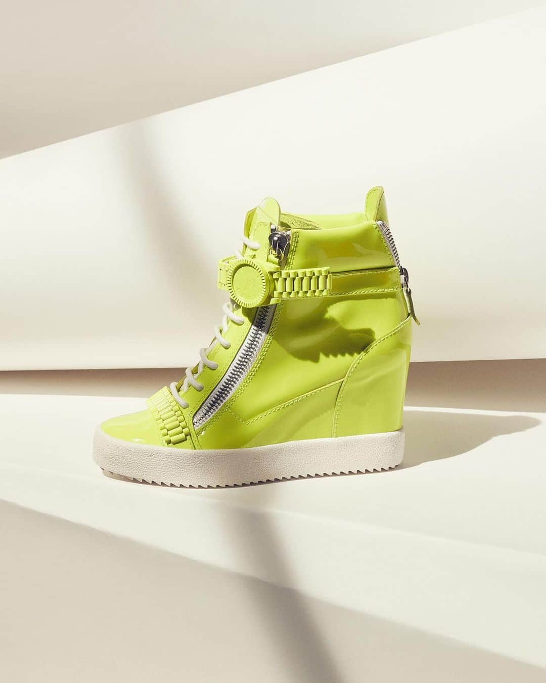 Giuseppe Zanotti Designさんのインスタグラム写真 - (Giuseppe Zanotti DesignInstagram)「Step into a new era. The just-dropped #GZxCC collection features wedge high-tops outfitted with the design duo’s signature watch straps. #GiuseppeZanotti #GZFW19 @christiancowan」9月5日 0時05分 - giuseppezanotti