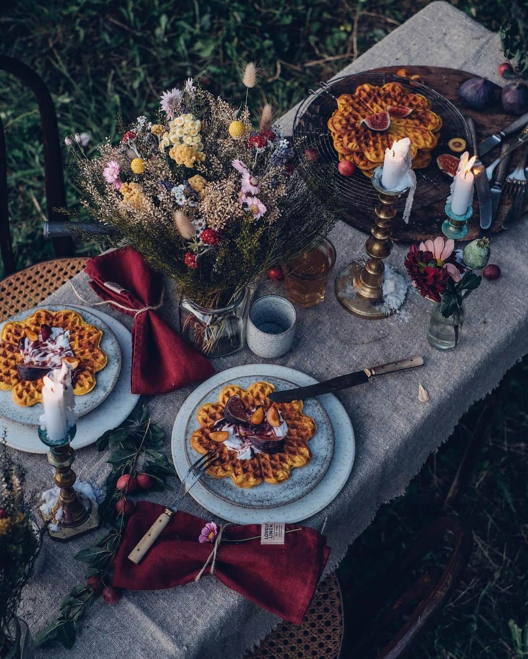 Our Food Storiesさんのインスタグラム写真 - (Our Food StoriesInstagram)「Advertisement|Werbung We teamed up with @lovely.linen to show you some of their stunning linen products✨ We are so in love with their tones and quality, perfect for a cozy autumn gathering 🍁 #lovelylinen  _____ #linenlove #fellowmag #ourfoodstories_countryside #simplejoys #countrysidelife #countrysideliving #countrysidestyle #gatheringslikethese #autumnmood #vintageinterior #flowerdecoration #flowerinstallation #flowerinspo #tabledecoration #momentsofmine」9月5日 0時10分 - _foodstories_