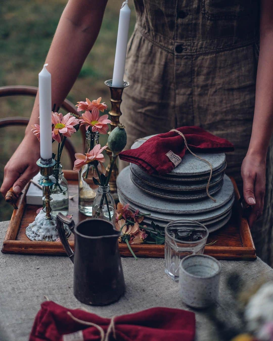 Our Food Storiesさんのインスタグラム写真 - (Our Food StoriesInstagram)「Advertisement|Werbung We teamed up with @lovely.linen to show you some of their stunning linen products✨ We are so in love with their tones and quality, perfect for a cozy autumn gathering 🍁 #lovelylinen  _____ #linenlove #fellowmag #ourfoodstories_countryside #simplejoys #countrysidelife #countrysideliving #countrysidestyle #gatheringslikethese #autumnmood #vintageinterior #flowerdecoration #flowerinstallation #flowerinspo #tabledecoration #momentsofmine」9月5日 0時10分 - _foodstories_