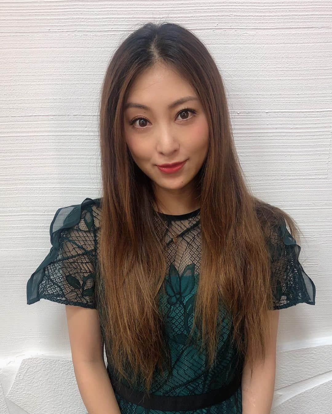 辰巳奈都子さんのインスタグラム写真 - (辰巳奈都子Instagram)「アメリカに発つまえにバッサリヘアカット&カラーしてきました💇🏻‍♀️ ハイライトを入れてもらって、そのあとシアーベージュという色を全体的にのせてもらいました💛  カットは胸元のレイヤースタイルで巻いた時に動きが出るようになってるんだそうです♪  たしかに巻いた時に顔まわりが 華やかになります！  @stellatokyohoshi にて代表の @kousukehoshi さんにやっていただきました🙏🏻💕 渋谷駅からほど近くアクセス抜群でした！  3枚目はビフォーなんだけど かなり痛んでますね…🤦🏻‍♀️ 超音波のヘアアイロンを使って 丁寧にトリートメントもしていただいたので艶が戻りました💚  5枚目はスタッフさんの手書きのイラストのやさしさドリンク…上手で感動😍  そして、皆さんに朗報です✨ 私のインスタを見た！と言っていただければ20%割引にしてくださるそうです♪ 20%は大きいですからね〜 ぜひともこの機会に🥰  ロングが好きだったという方も安心してください、私の髪の毛本当にすぐ伸びますから笑💕🙏🏻 #hair#cut#haircut#long#medium#style#shibuya#ヘア#カット#ヘアカット#stella#tokyo#stellatokyohoshi #渋谷#サロン#美容院」9月5日 0時20分 - tatsumi_natsuko