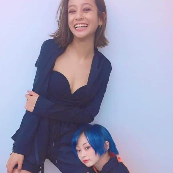 脇田恵子さんのインスタグラム写真 - (脇田恵子Instagram)「写真撮ってたら足にしがみついてきた青い人💙 空が足元居ると余計小さく見える🤣可愛いなぁ」9月5日 0時25分 - keiko_wakita3