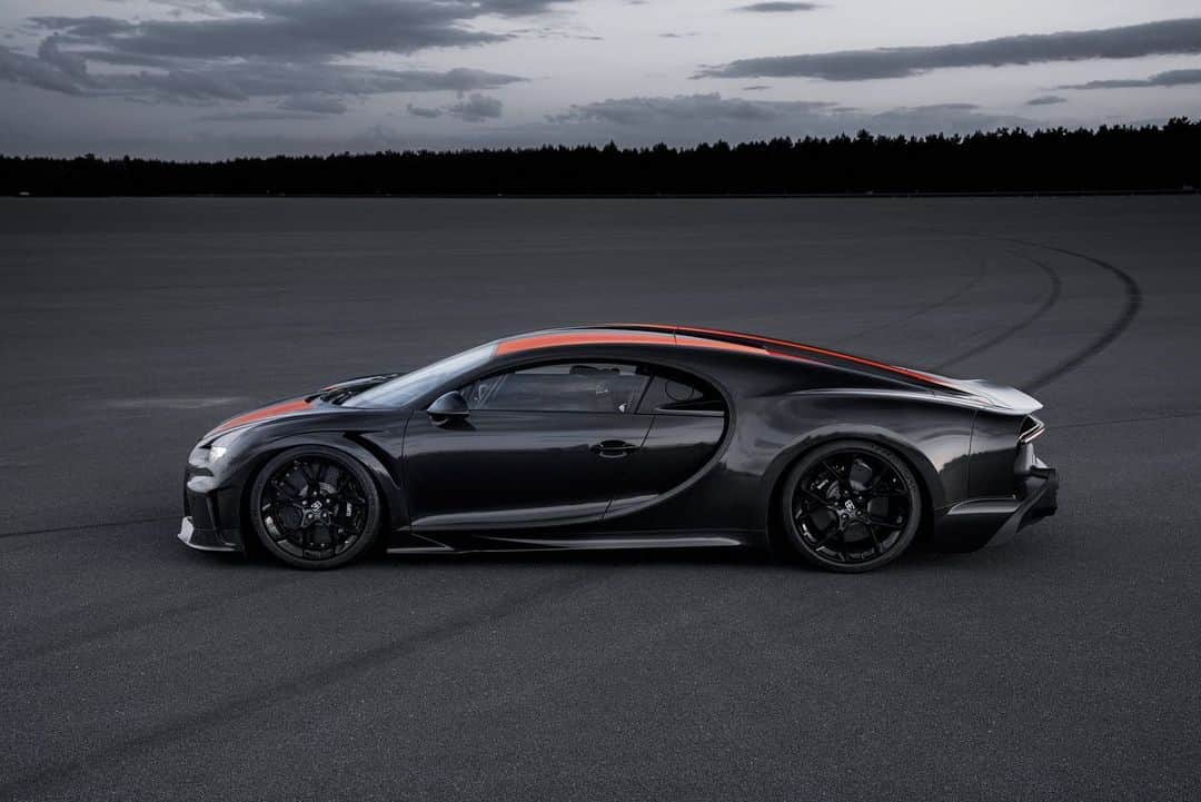 ミシュランさんのインスタグラム写真 - (ミシュランInstagram)「Bugatti and its #Chiron near-production prototype surpassed the magic limit with a speed of 304.773 mph (490.484 kph) while on MICHELIN® #PilotSportCup2 tires. It's a world record, and we are proud to be a part of this! #DrivingTheNext  #BUGATTI #WorldRecord #FastestCar #BUGATTIChiron #MichelinPilotSport」9月5日 0時26分 - michelinusa