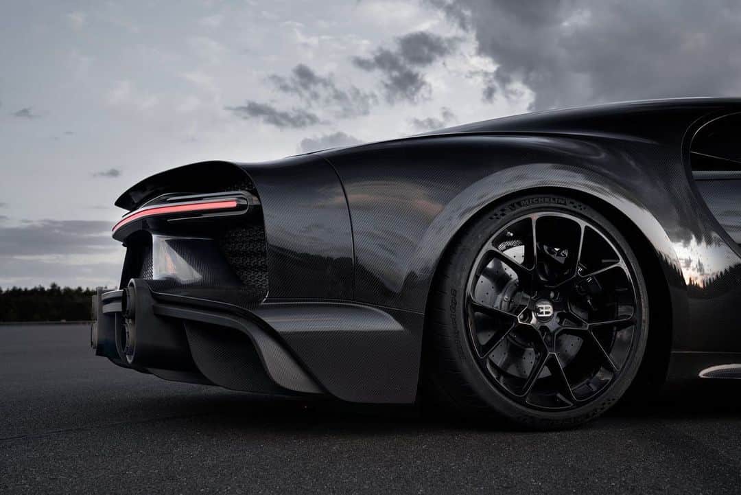 ミシュランさんのインスタグラム写真 - (ミシュランInstagram)「Bugatti and its #Chiron near-production prototype surpassed the magic limit with a speed of 304.773 mph (490.484 kph) while on MICHELIN® #PilotSportCup2 tires. It's a world record, and we are proud to be a part of this! #DrivingTheNext  #BUGATTI #WorldRecord #FastestCar #BUGATTIChiron #MichelinPilotSport」9月5日 0時26分 - michelinusa