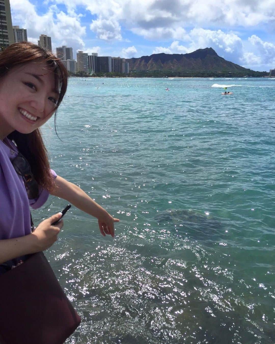 尻無浜冴美のインスタグラム：「ワイキキビーチで野生のウミガメちゃんに2回も会えた😭💖﻿ めちゃくちゃ幸運👍縁起いい❗️❗️﻿ ﻿ ﻿ 1回目はサブウェイ近くのテトラポット付近でシュノーケリングしてたら海底にウミガメが現れて😳﻿ 妹の真後ろで水面に顔出した時は余りの近さに怖くなった🤣🤣﻿ 恐竜が現れた感覚だったよ！w﻿ まさかウミガメちゃんと一緒に泳げるなんて💕﻿ ﻿ 最後にまた会いたいな〜って昨日のお昼ワイキキビーチに行ったら同じテトラポットにいたの😍﻿ あのテトラポットに住み着いてるのかな〜🤔﻿ ワイキキビーチで見れるのはほんとに珍しいらしくてラッキーでした🐢💗﻿ ﻿ ﻿ ﻿ #ワイキキビーチ﻿ #ウミガメ﻿ #海ガメ  #海カメ  #野生のウミガメ  #waikiki  #waikikibeach  #海亀と泳ぐ  #ウミガメと泳ぐ  #シュノーケリング  #ハワイ旅行  #hawaii  #幸運 #🐢」