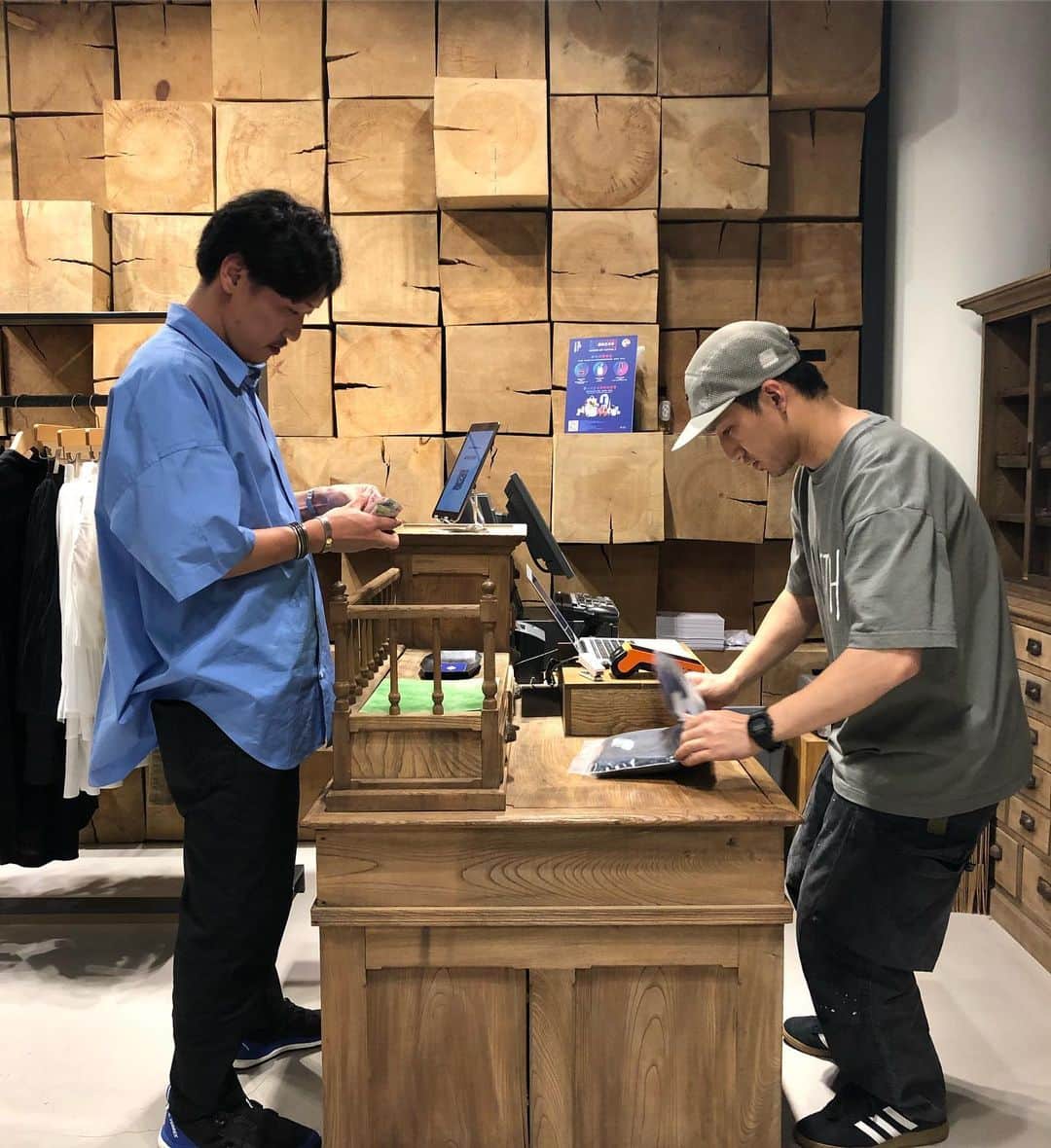 谷正人のインスタグラム：「北京へ来たら、 ショーン @lok666 のマッドネス @madness_online でお買い物！カッコいい店でした。 #madness」