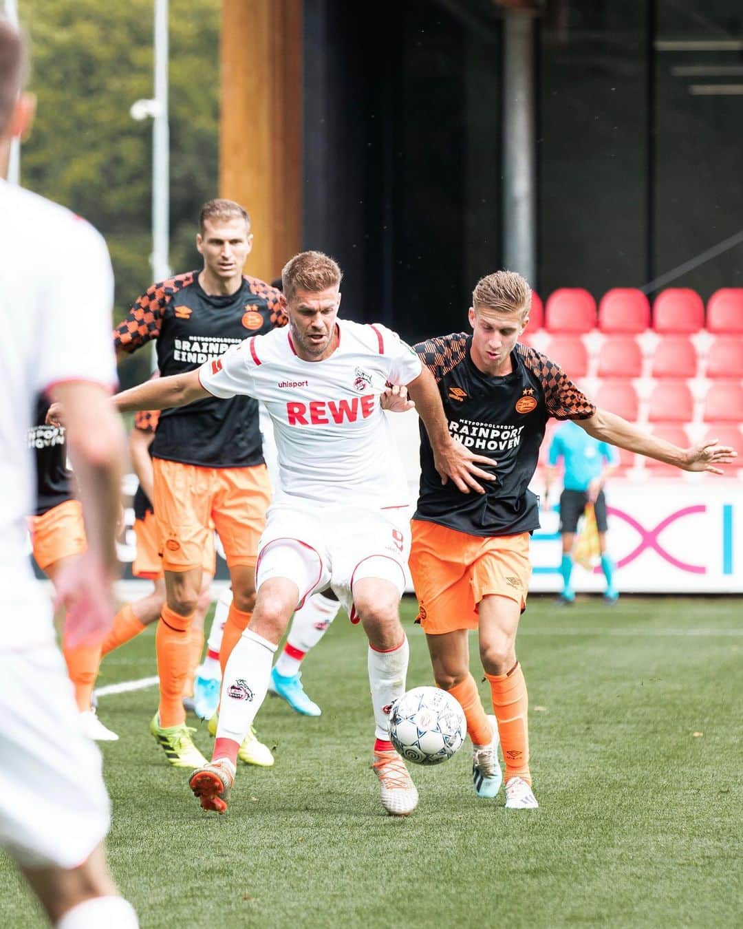 1.FCケルンさんのインスタグラム写真 - (1.FCケルンInstagram)「Der #effzeh hat die Länderspielpause für ein Testspiel genutzt.🔴⚪️ Bei der PSV Eindhoven erwischte der FC einen starken Start und erspielte sich immer wieder gute Torchancen. Dem niederländischen Vizemeister reichte im zweiten Durchgang ein Kontertor zum Sieg.  #Köln #Kölle」9月5日 0時32分 - fckoeln