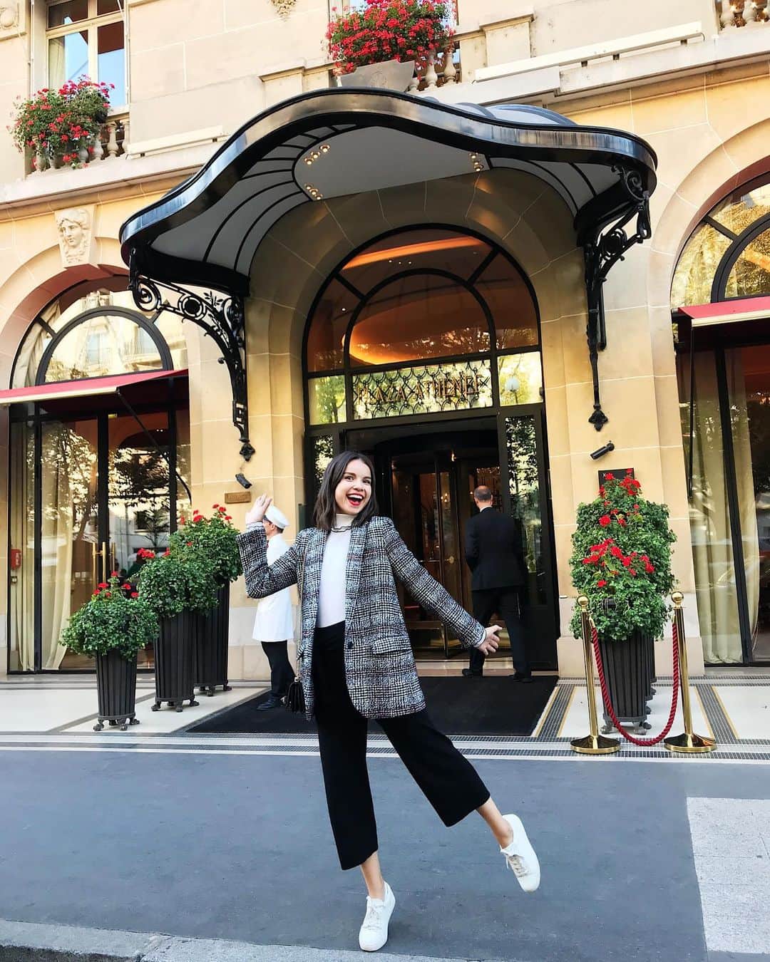 のインスタグラム：「Absolutely delighted to be spending time in Paris with @lauramercier and DOUBLY delighted when I realized we were having dinner at the hotel where Carrie Bradshaw stayed in SATC! 🤗🇫🇷 #merciermoments」