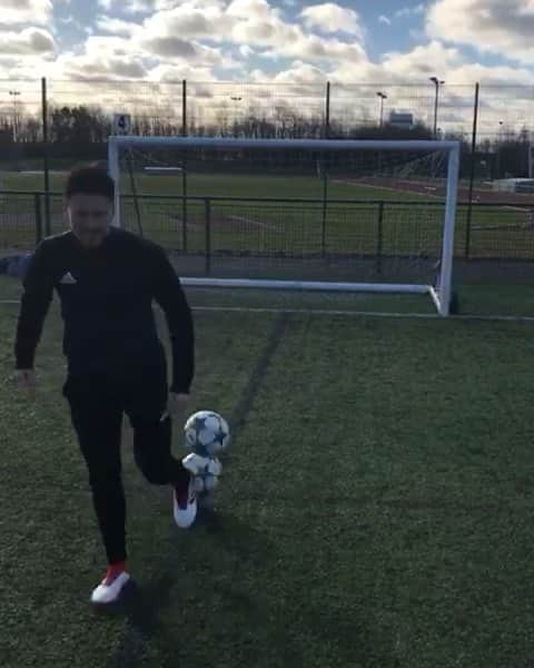 F2Freestylersのインスタグラム：「HOW?!?! 🤷🏽‍♂️」