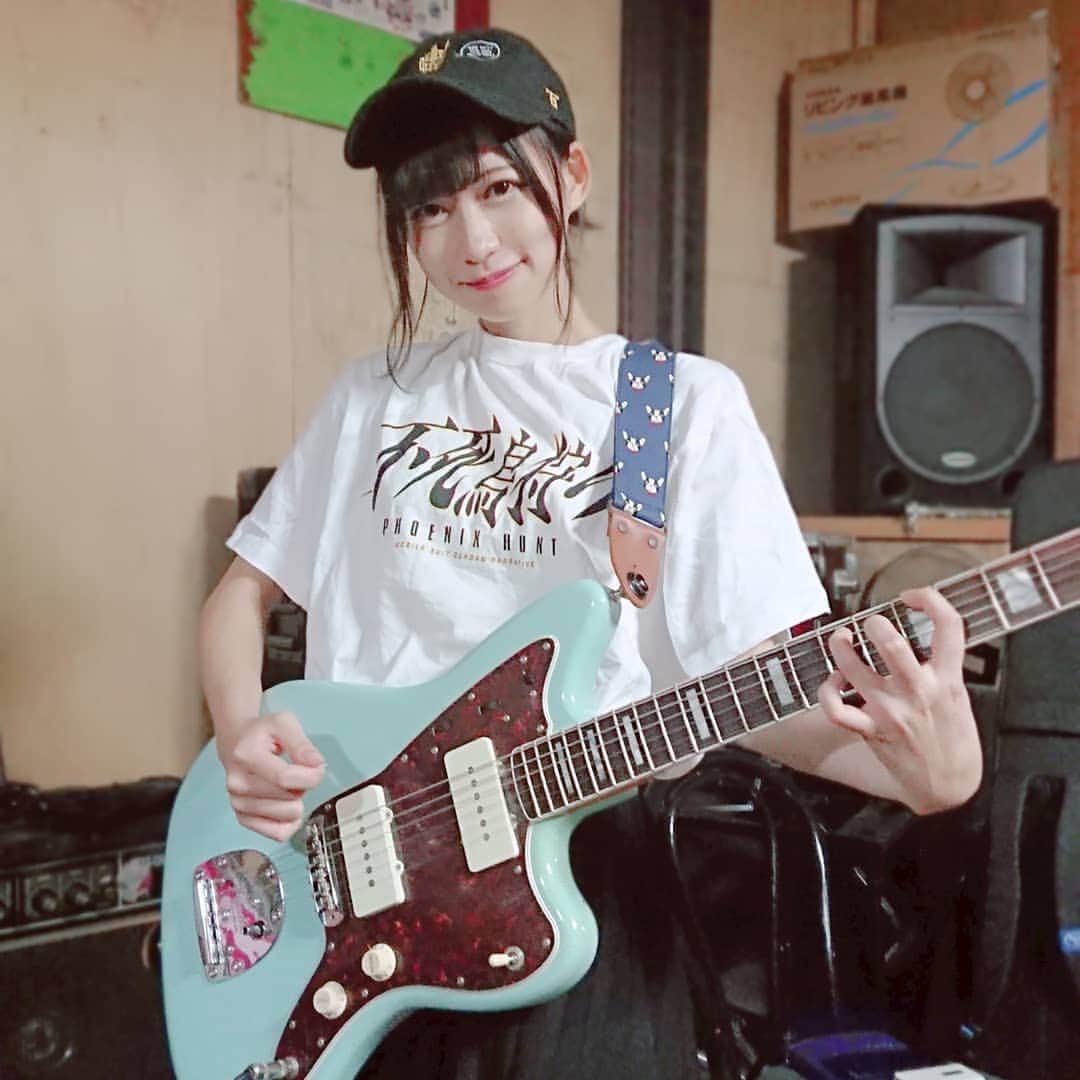 空野青空のインスタグラム：「. . ばんばんばんっ！ バンドじゃないもーんっ！ . . . #軽音部 #学園祭 #けいおん #アオネコ軽音部 #アオネコ学園祭 #ギター #guitar #strictg #GUNDAMNT #GUNDAM #百式 #ヲタT #オタコーデ #aonyan #aoneko #あおにゃん #空野青空 #幸薄顔ちゃん」