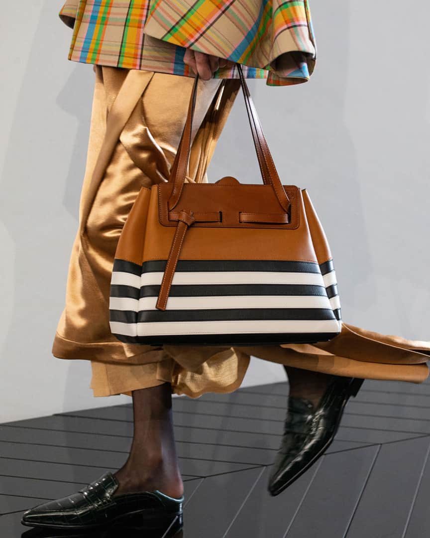 Loeweさんのインスタグラム写真 - (LoeweInstagram)「#LazoBag as seen on the #LOEWEFW19 runway. Available now in a series of shapes, colours and sizes. Shop now on loewe.com #LOEWE」9月5日 0時50分 - loewe