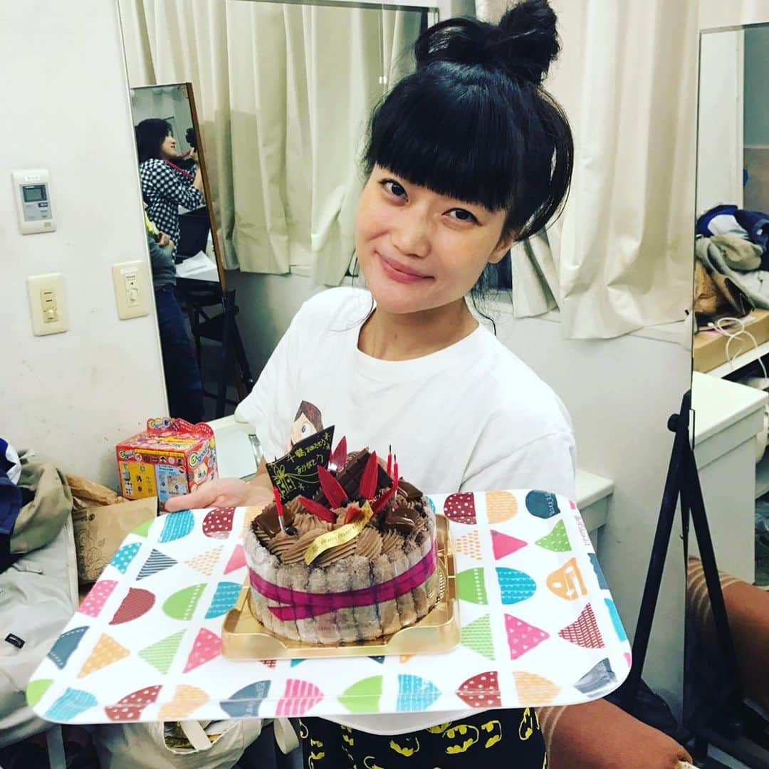 李千鶴のインスタグラム：「誕生日、仕込み中の劇場でお祝いしてもらいました！ありがとうございます！！可愛いケーキ🎂 そしてパンフレットも無事校了！！ダブルオメデタイ１日！ #阿佐ヶ谷スパイダース #桜姫燃焦旋律隊殺於焼跡 #超絶仕込み中 #吉祥寺シアター #9月10日初日  #お待ちしてまっす！ #パンフレットも見てね！」