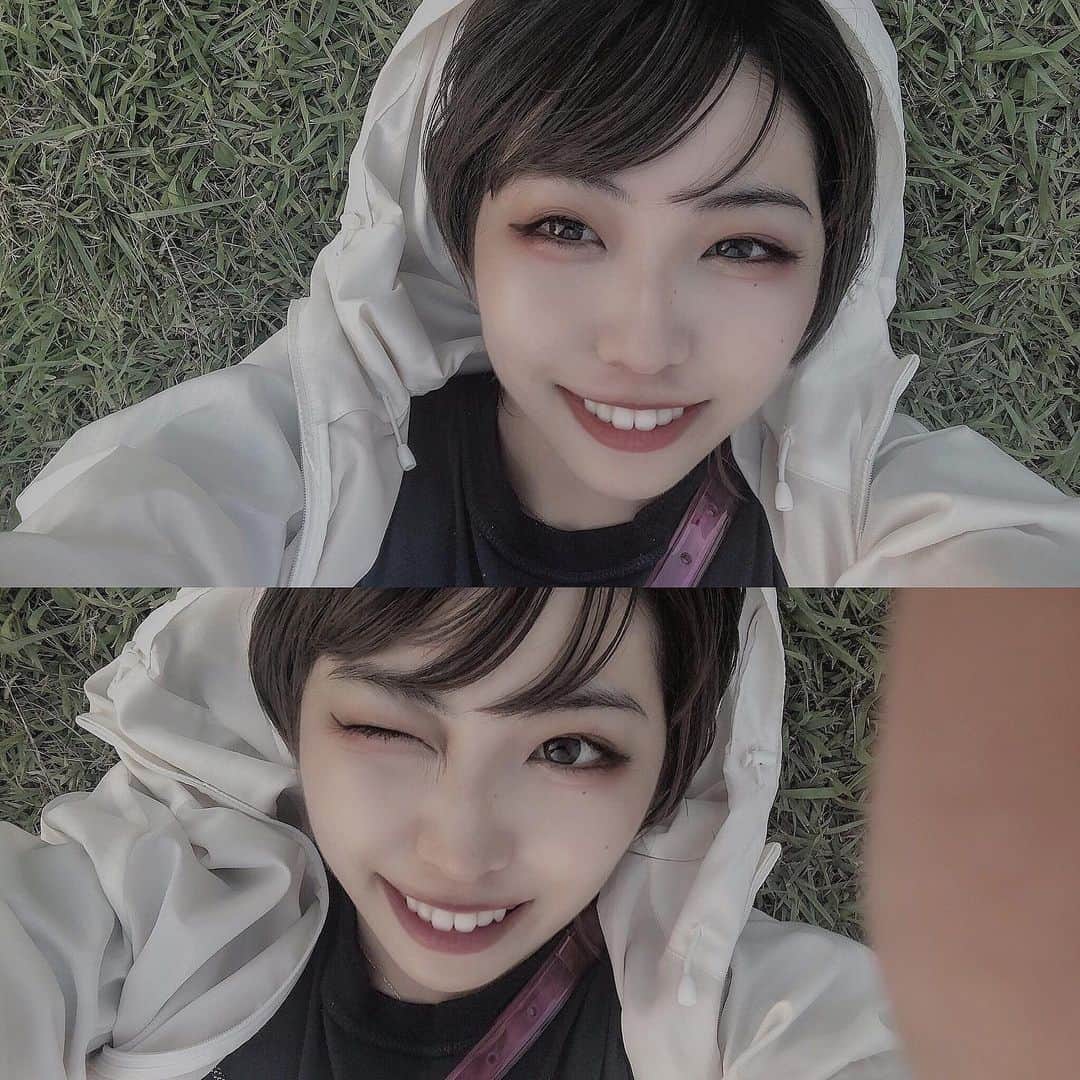 のインスタグラム：「あーあ今年も  近所のお祭りで初のうきうき浴衣デート☆で彼が焼きそば並んでる間にじゃあゆーかは鮎の塩焼き買ってくるねって一旦離れたその隙に私を狙う賞金狙いのテロリスト組織が私を襲撃してきて、完全プライベートモードの私はいつも装備している相棒も家に置いてきた事に気付き絶望している間に包囲されてしまい、あぁ〜もうこれはダメだ。彼に想いを伝えられなかった事だけが、心残りだ。と死を覚悟し目を瞑ったその瞬間。激しい爆音がして目を開けると、過去改変をしに何度も何度も死に戻りを繰り返してやっとの思いで私が助かる世界線へとたどり着いた彼が、何も知らないと思っている私に対してとても爽やかな顔で「ほら、帰るぞ」って優しく抱きしめてくれるの。 という王道SFファンタジー展開は起こらず妄想のまま、夏は終わってしまうのか。 夜になるとこんなことばっか考える毎日一人で悲しくなってる」