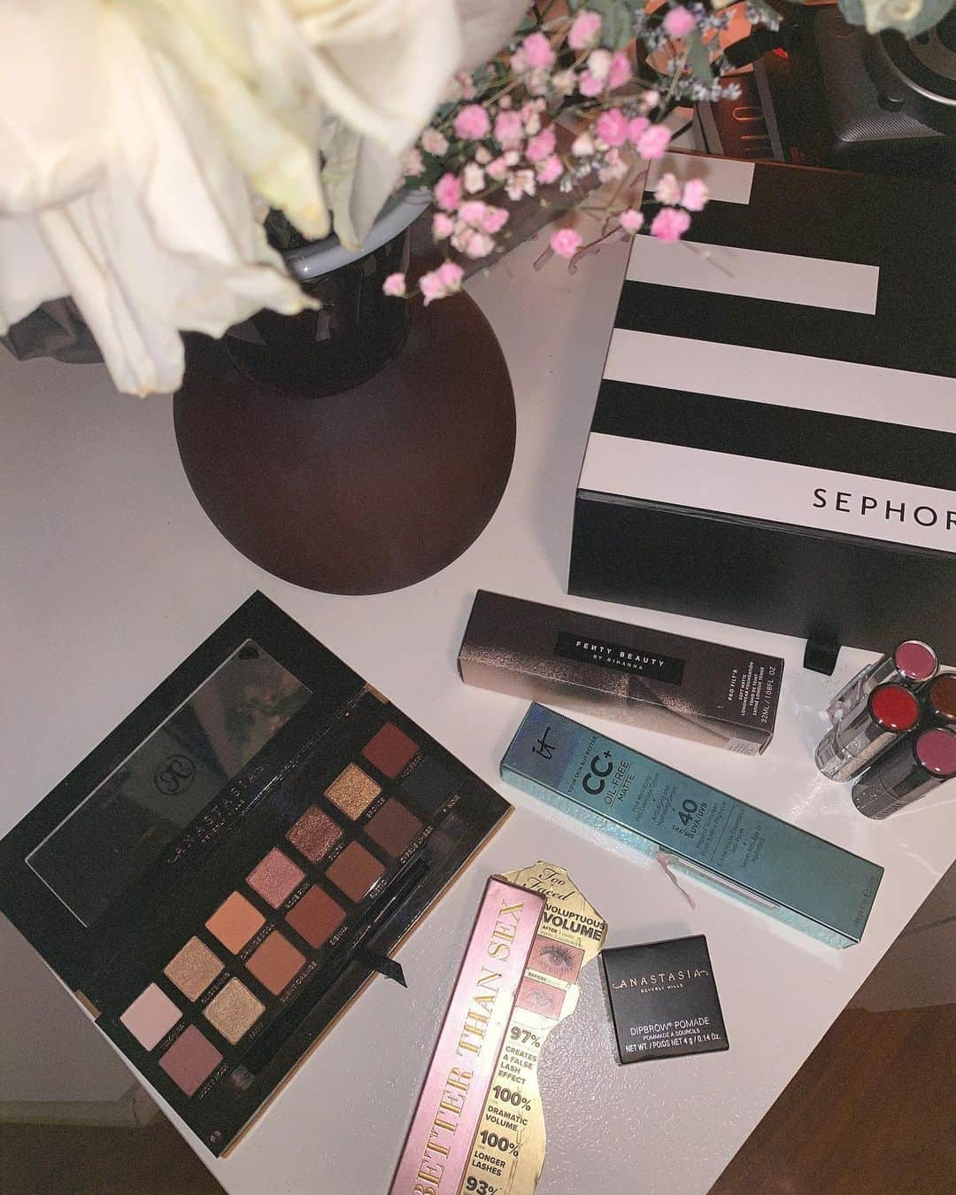 カイリー・バーゾサさんのインスタグラム写真 - (カイリー・バーゾサInstagram)「Whenever I travel abroad, I go crazy and get lost inside a Sephora store (and maybe spend a little bit too much) 😅 While there’s no store yet in the PH, I’m so glad there’s an app for it! And this coming September 5-8 is Sephora’s Beauty Pass Sale! Everything will be at 15-20% off 🤗  Swipe for the products I’ve used for this look:  Foundation: Fenty Beauty Pro Filt’r soft matte foundation  Eyes: Anastasia Beverly Hills soft glam palette Primer and highlighter: Becca (my favourite brand!) Lippie: Pat McGrath Mattetrance lipstick  Face spray: Mario Badescu facial spray  All these and more you can find on Sephora.ph! Shop now! 🥰💖 #sephorabeautypasssalePH」9月5日 0時59分 - kylieverzosa