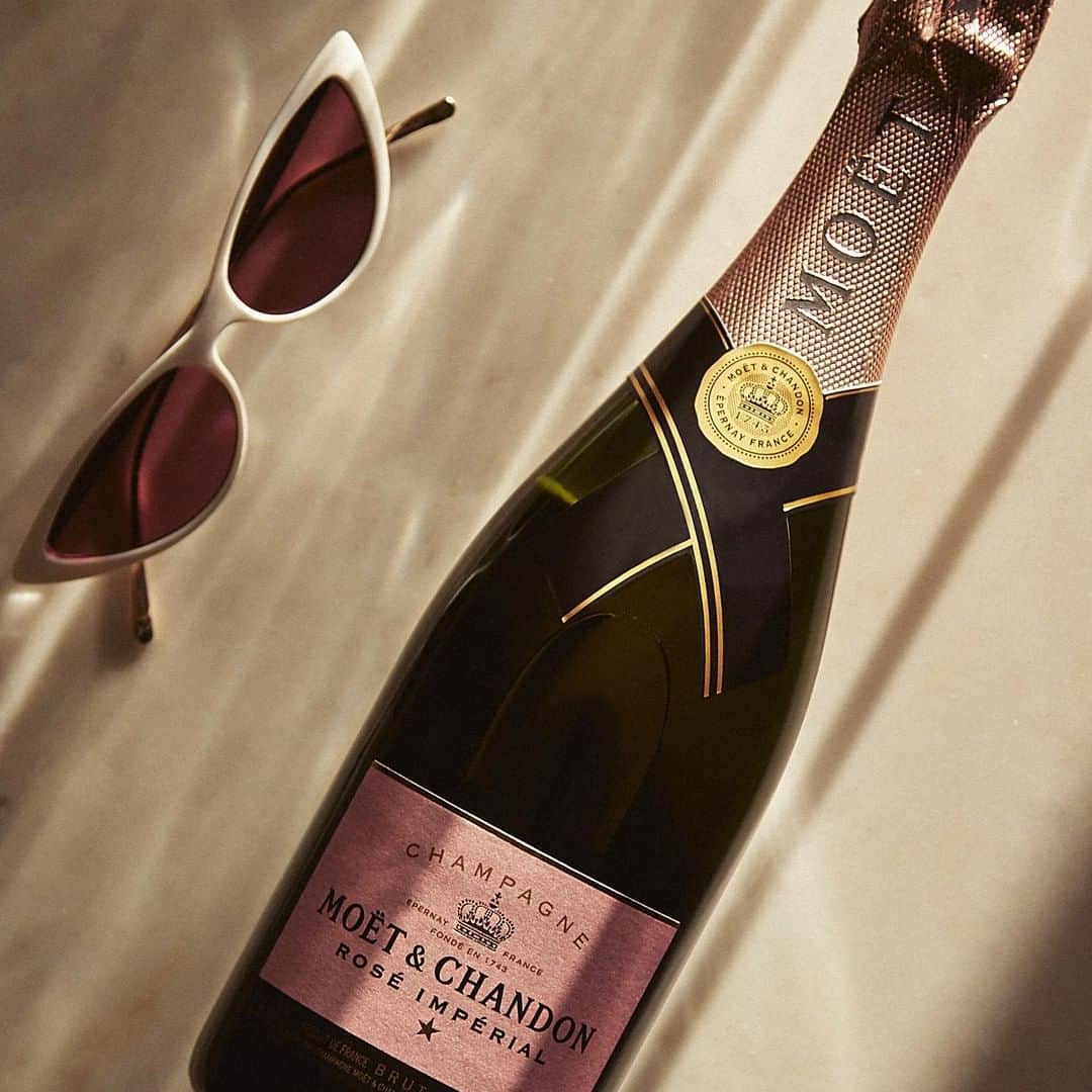 Moët & Chandon Officialさんのインスタグラム写真 - (Moët & Chandon OfficialInstagram)「All eyes on Moët & Chandon Impérial Rosé. Picture by @paulinamanterys #MoetMoment #MoetRose #Elegance . This material is not intended to be viewed by persons under the legal alcohol drinking age or in countries with restrictions on advertising on alcoholic beverages. ENJOY MOET RESPONSIBLY」9月5日 1時00分 - moetchandon