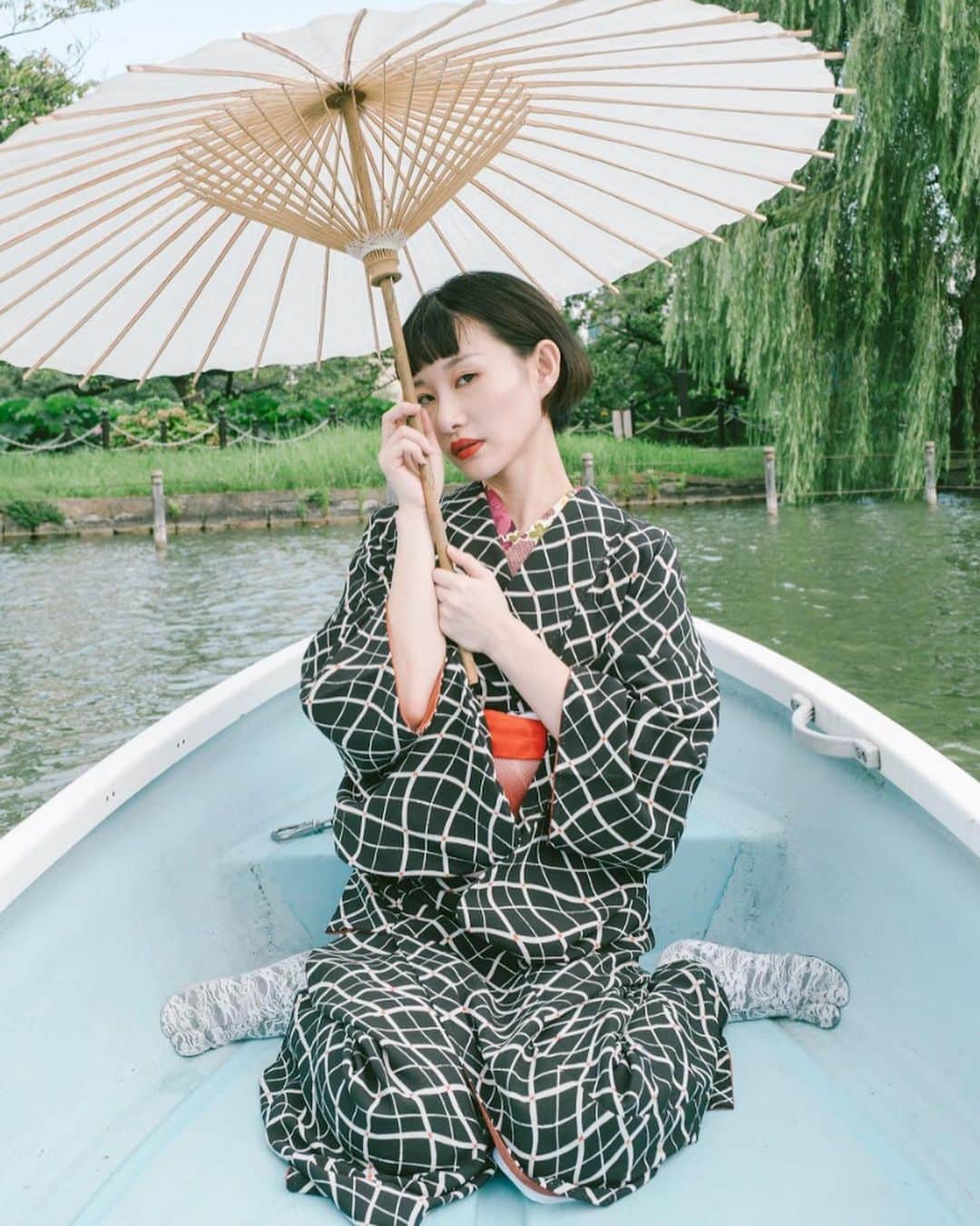 のインスタグラム：「KIMONO shooting  #2 shot by @isomurahama  hairmake by @unlovablelola  #stylist #model #着物 #kimono #japan #japanese #flower #日本 #モデル #fashion #花 #happy #ボート #boat #love #manahamada #濱田茉奈」