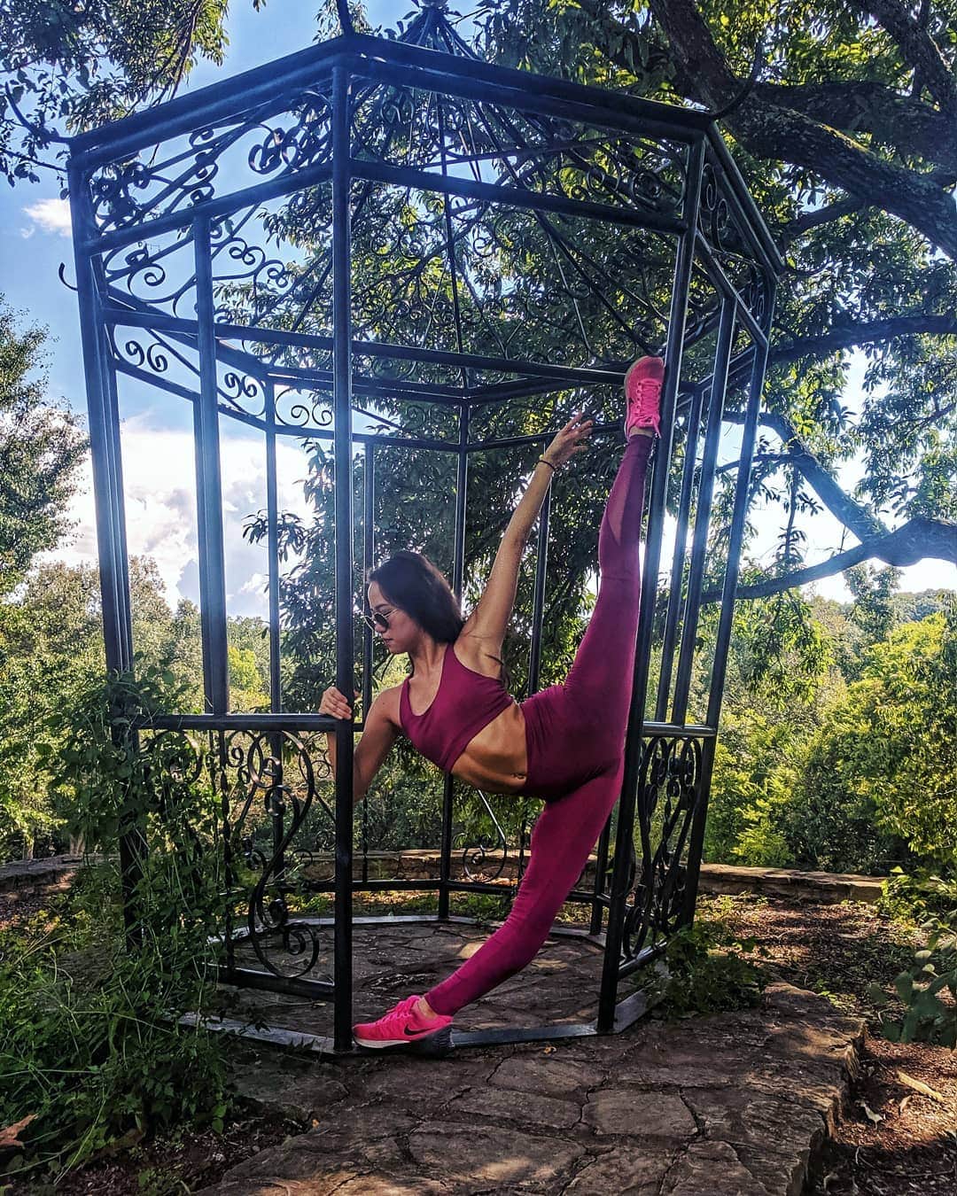 Lily Saito (齊藤莉理)のインスタグラム：「My bottom leg looks broken 🤣💕 Rockin the oversplits in my September @EllieActivewear Outfit 🙌🏼😍 Stay tuned to the end of the month for my Ellie Takeover!🤗 #LoveEllie #SeptemberEllie #ellieactivewear」
