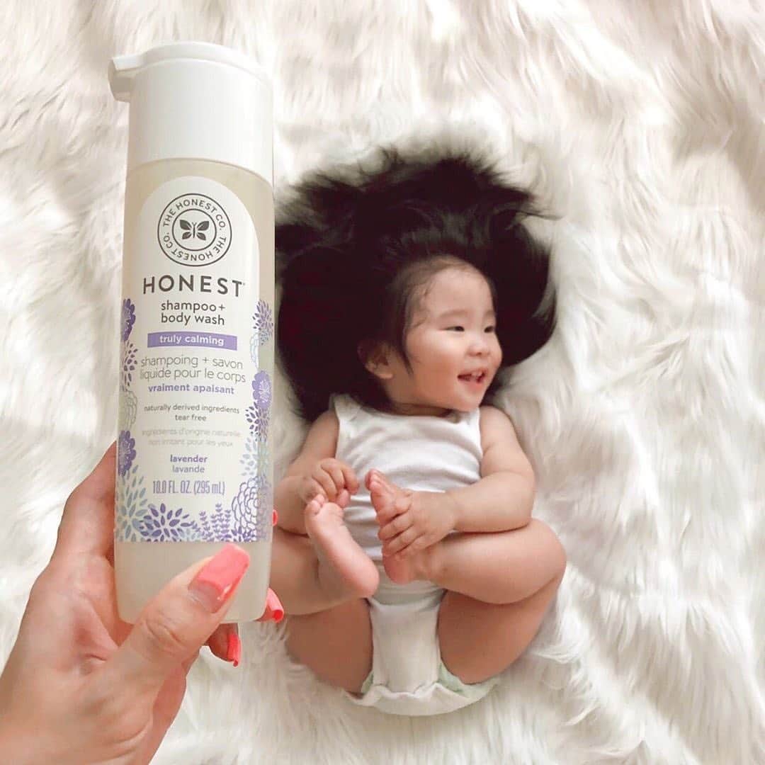 The Honest Companyさんのインスタグラム写真 - (The Honest CompanyInstagram)「"People ask me all the time what shampoo I use on Charlie 🦁 and if her hair requires “special” care 😂. We are loyal to @Honest ❤️." ⁣ ⁣ Made without sulfates or parabens, our gentle and mild Shampoo + Body Wash is designed to cleanse the entire body from head to toe, leaving skin moisturized ✓, and hair soft & clean ✓. 💁‍♀️ rg | @liamarie.jon」9月5日 1時08分 - honest