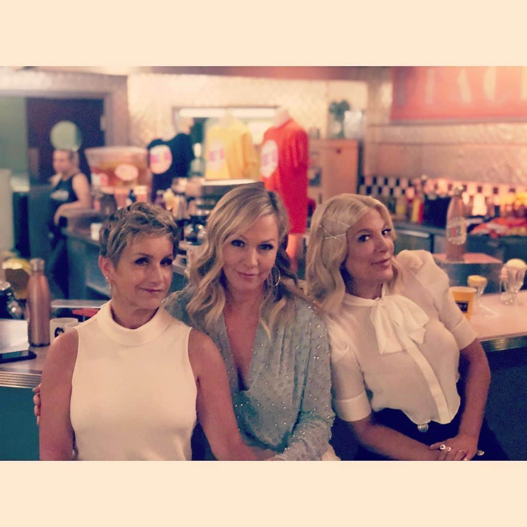 ジェニー・ガースさんのインスタグラム写真 - (ジェニー・ガースInstagram)「She just HAD to be in our picture...🙄🤣. #bts @bh90210 #photobomb #peachpit @torispelling @gabriellecarteris」9月5日 1時17分 - jenniegarth