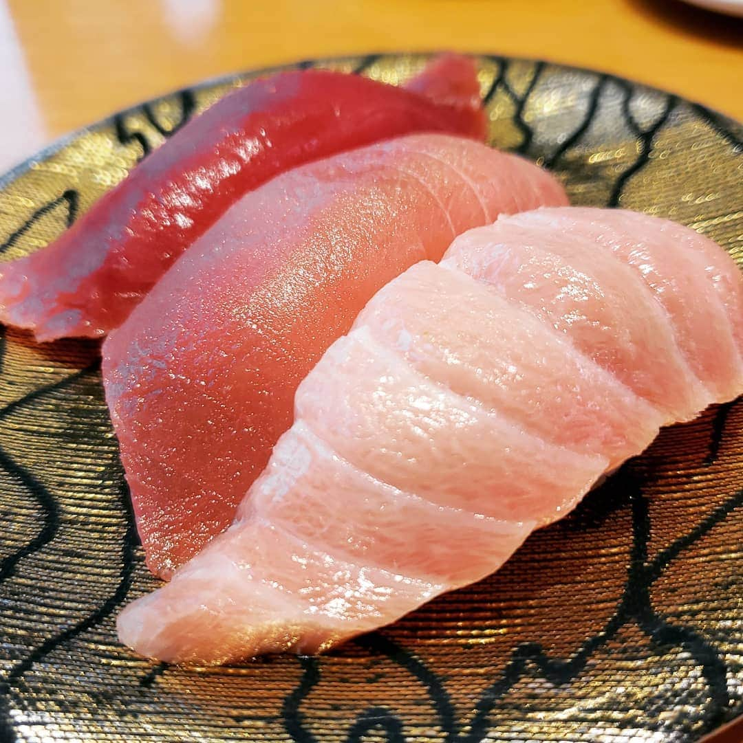 東朋宏さんのインスタグラム写真 - (東朋宏Instagram)「館山の回らない回転寿司で食べたやつ‼️ 写真見てたらいま食べたくなっちゃったわ。。。(笑)  美味しかったからまた絶対行こう‼️ #薬酒インスタ対決 #お寿司 #回転寿司 #千葉 #館山 #やまと #いま食べたい」9月5日 1時24分 - tomohiro_azuma