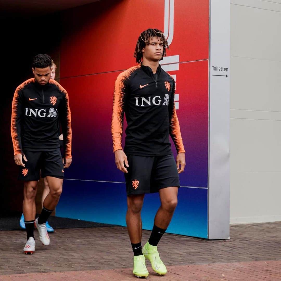 ナタン・アケのインスタグラム：「First few days of training with the squad🦁⚽️」