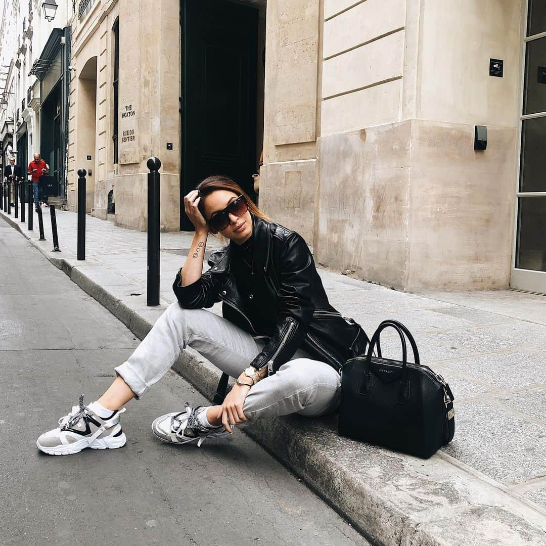 ダニエル・ピーザーさんのインスタグラム写真 - (ダニエル・ピーザーInstagram)「Arrived in Paris, sat on the side of the street. Because I can be tired in France too 🤷🏽‍♀️ (outfit tagged)」9月5日 1時33分 - daniellepeazer