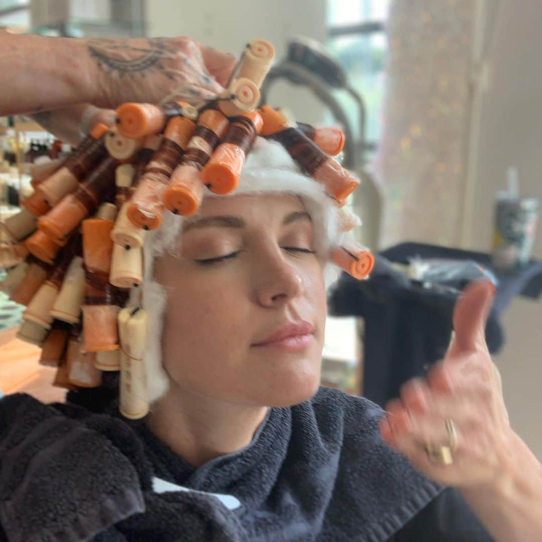 ダニール・ハリスさんのインスタグラム写真 - (ダニール・ハリスInstagram)「So if you know me...you know I’ve been waiting to perm my hair since my last perm in 1993. After a solid year of pleading and bribing, I convinced @bigredtisa to go old school with me. She found a multi-multi-multi step perm using @olaplex that actually worked! I got my wish of crazy healthy curls. Be advised..this is not an ad. This is a post about me doing something for myself with my best pals on a Tuesday. If you hate it fine. I like it. It makes me happy and that is all that matters. I encourage everyone to do something for themselves...be brave... take chances... practice self-care. Just don’t ask Tisa for a perm, she will say NO for a year!!! 😉 #lovethatpermsmell #olaplex #perm @littlesistersalon」9月5日 1時35分 - danneelackles512